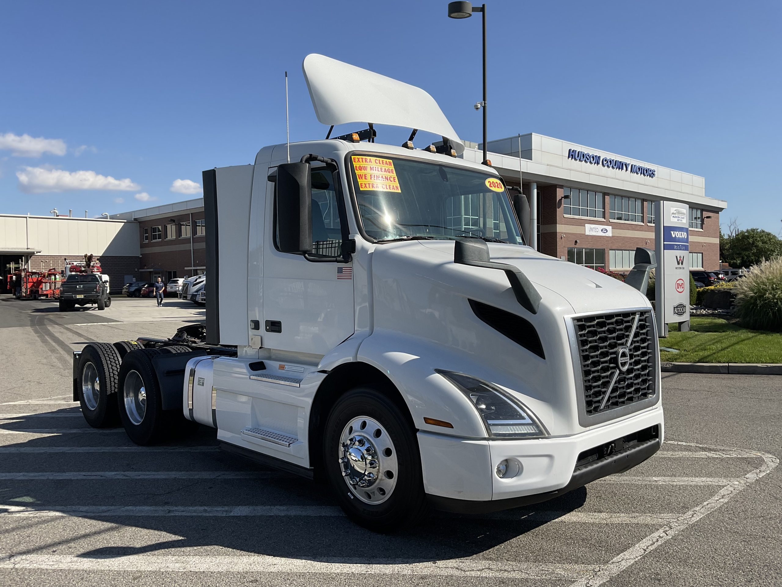2020 VOLVO VNR64T300 - image 4 of 6