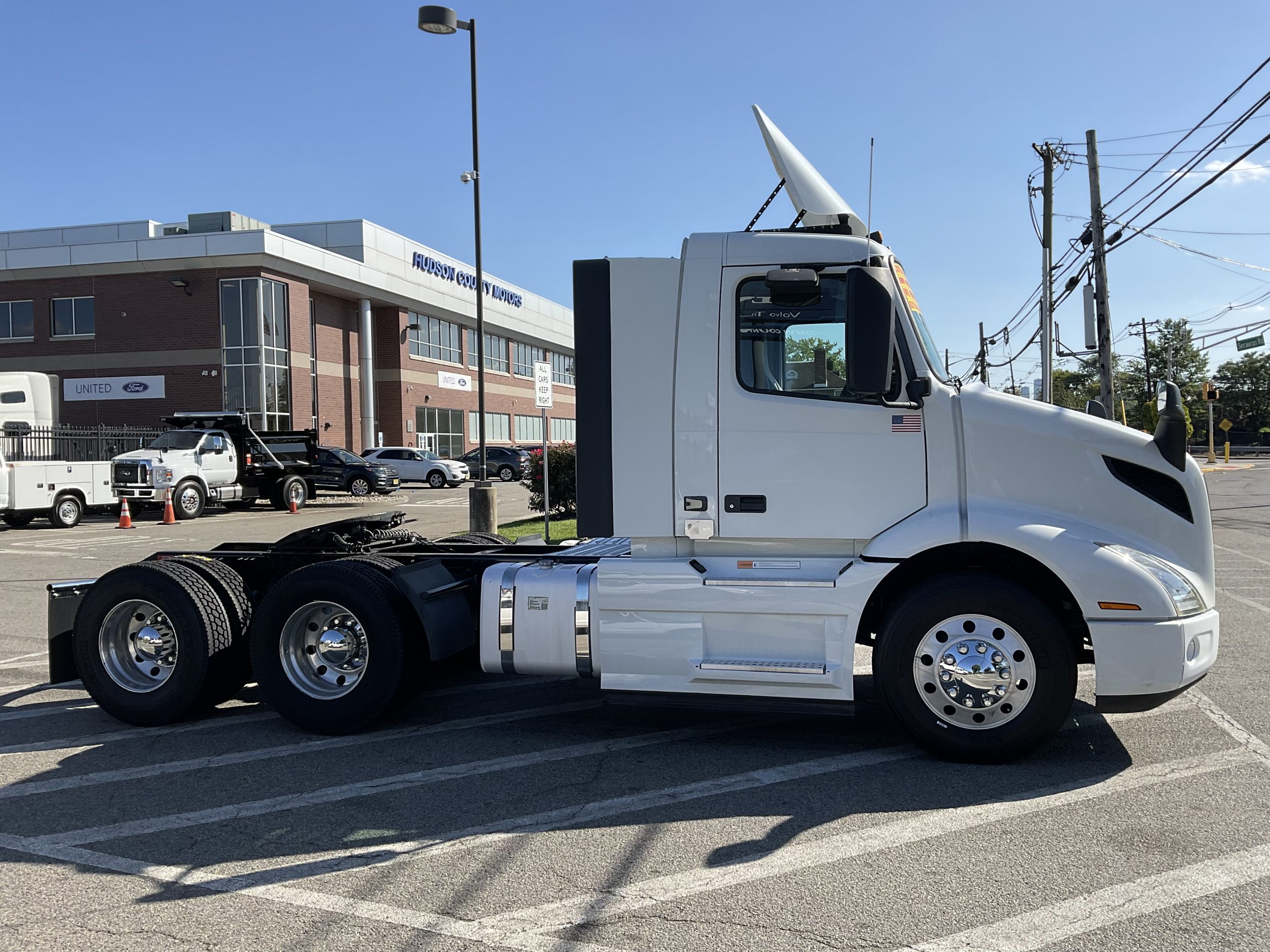 2020 VOLVO VNR64T300 - image 5 of 6