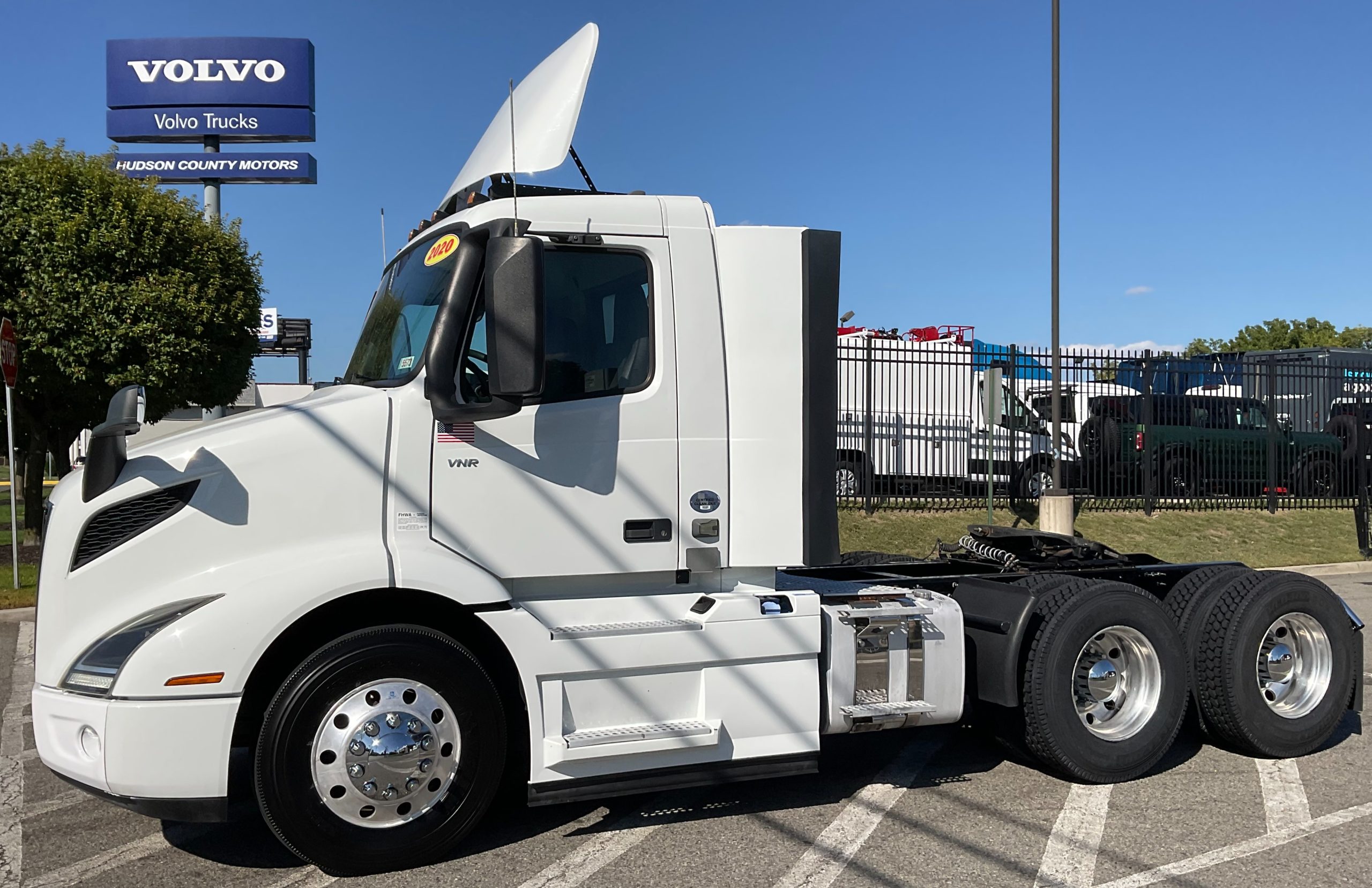 2020 VOLVO VNR64T300 - image 1 of 6