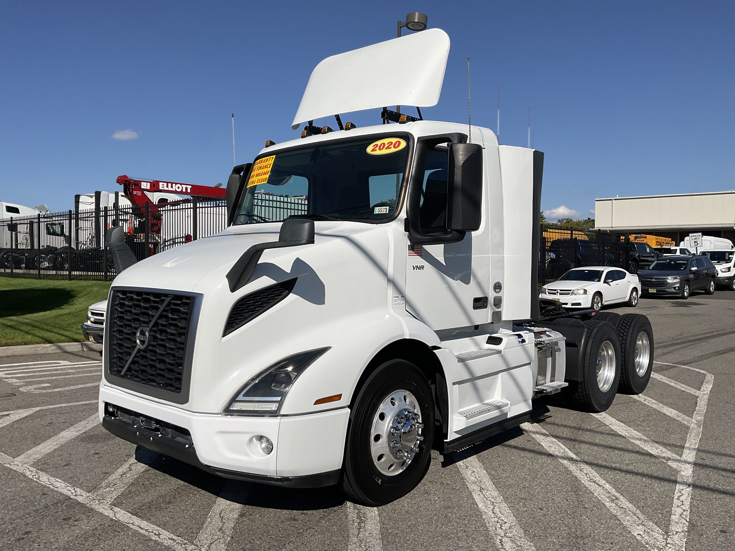 2020 VOLVO VNR64T300 - image 2 of 6