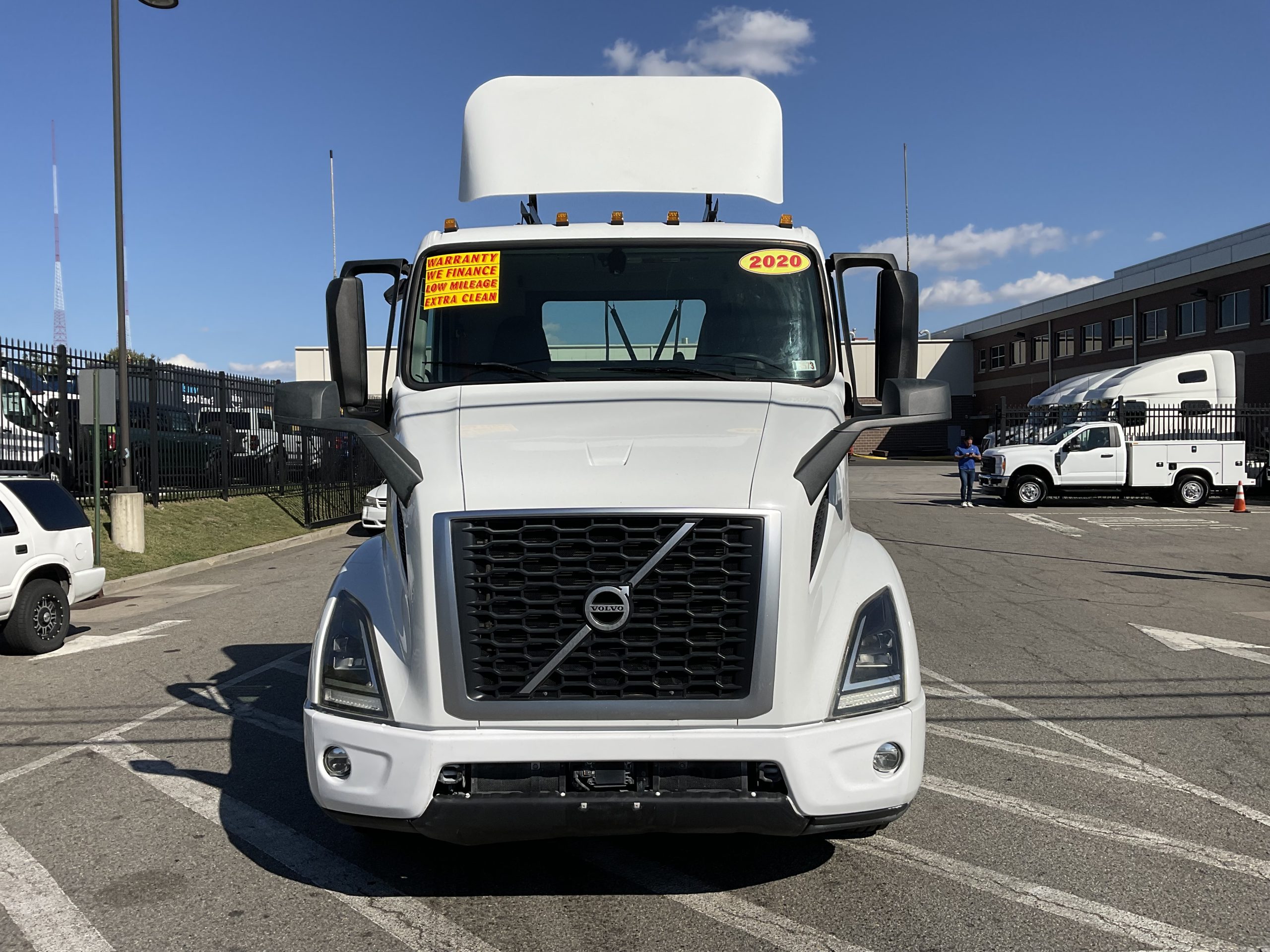 2020 VOLVO VNR64T300 - image 3 of 6