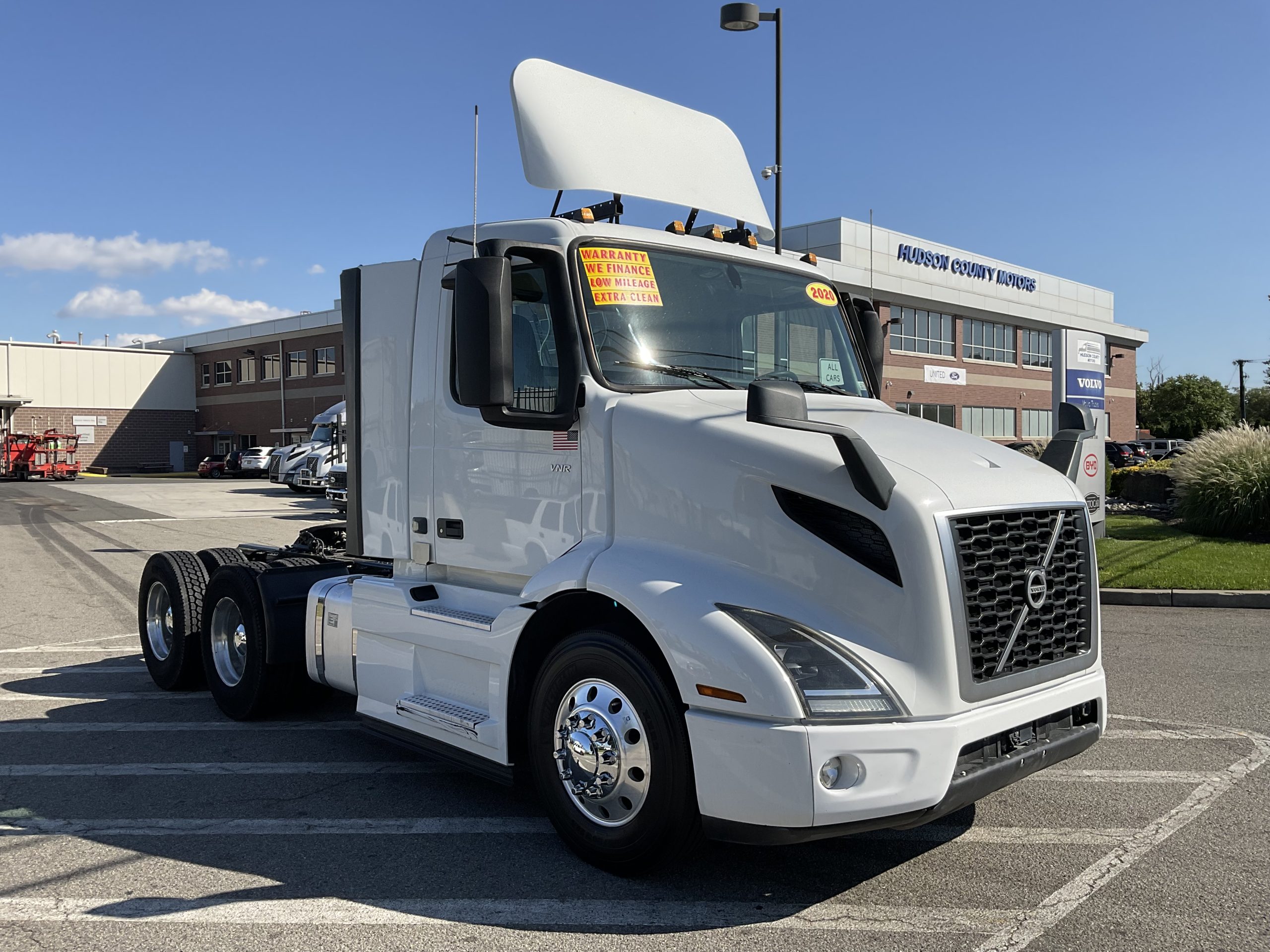 2020 VOLVO VNR64T300 - image 4 of 6