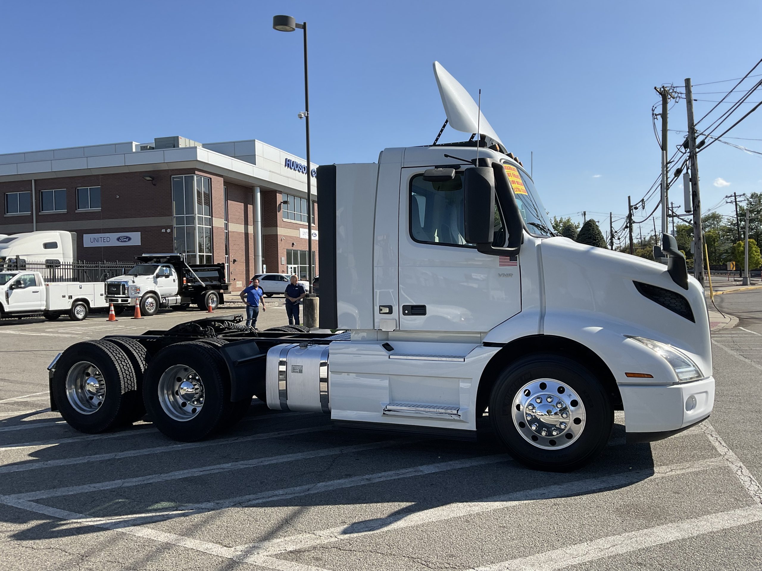 2020 VOLVO VNR64T300 - image 5 of 6