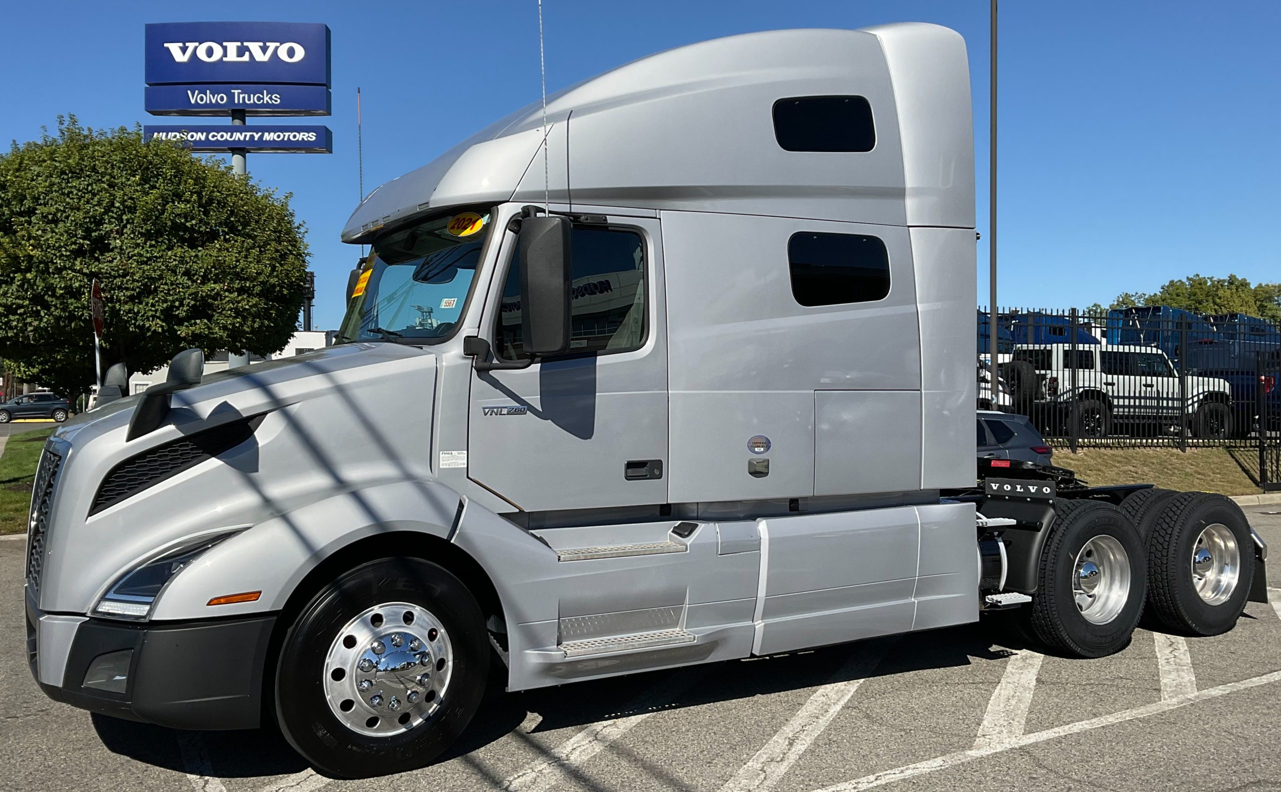 2021 VOLVO VNL64T760 - image 1 of 6