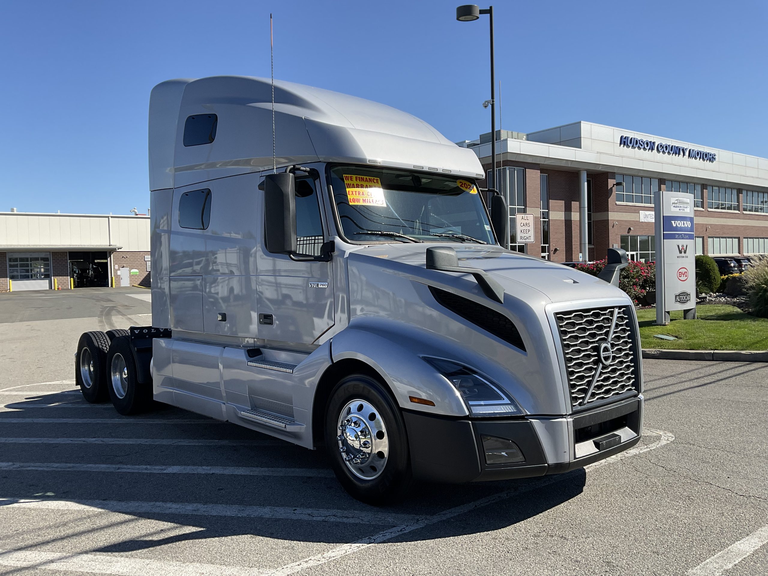 2021 VOLVO VNL64T760 - image 4 of 6