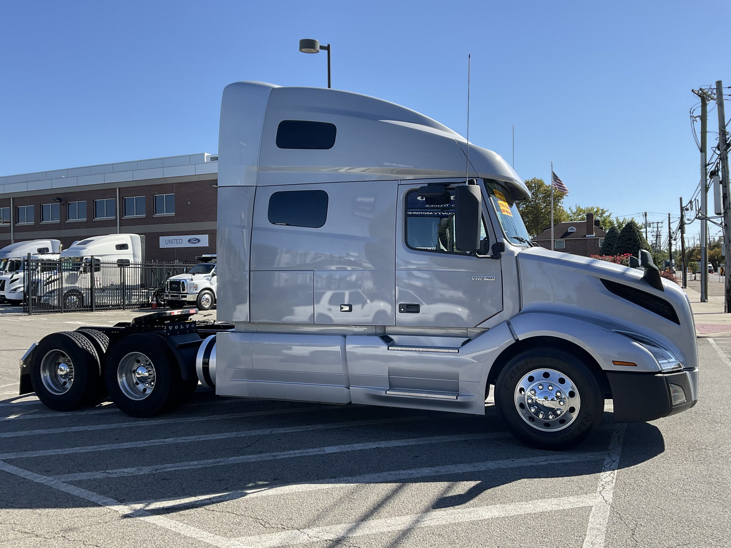 2021 VOLVO VNL64T760 - image 5 of 6