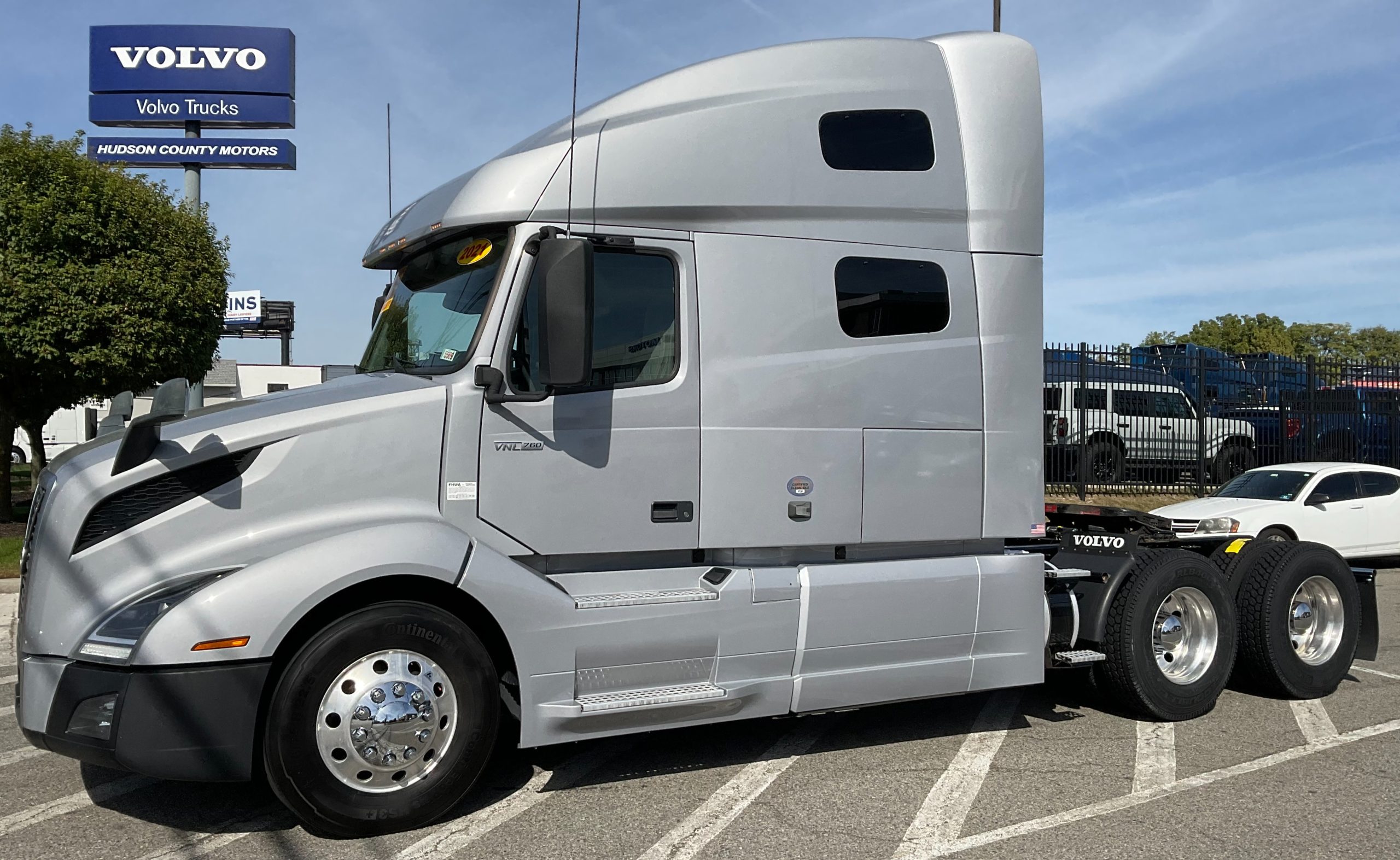 2021 VOLVO VNL64T760 - image 1 of 6