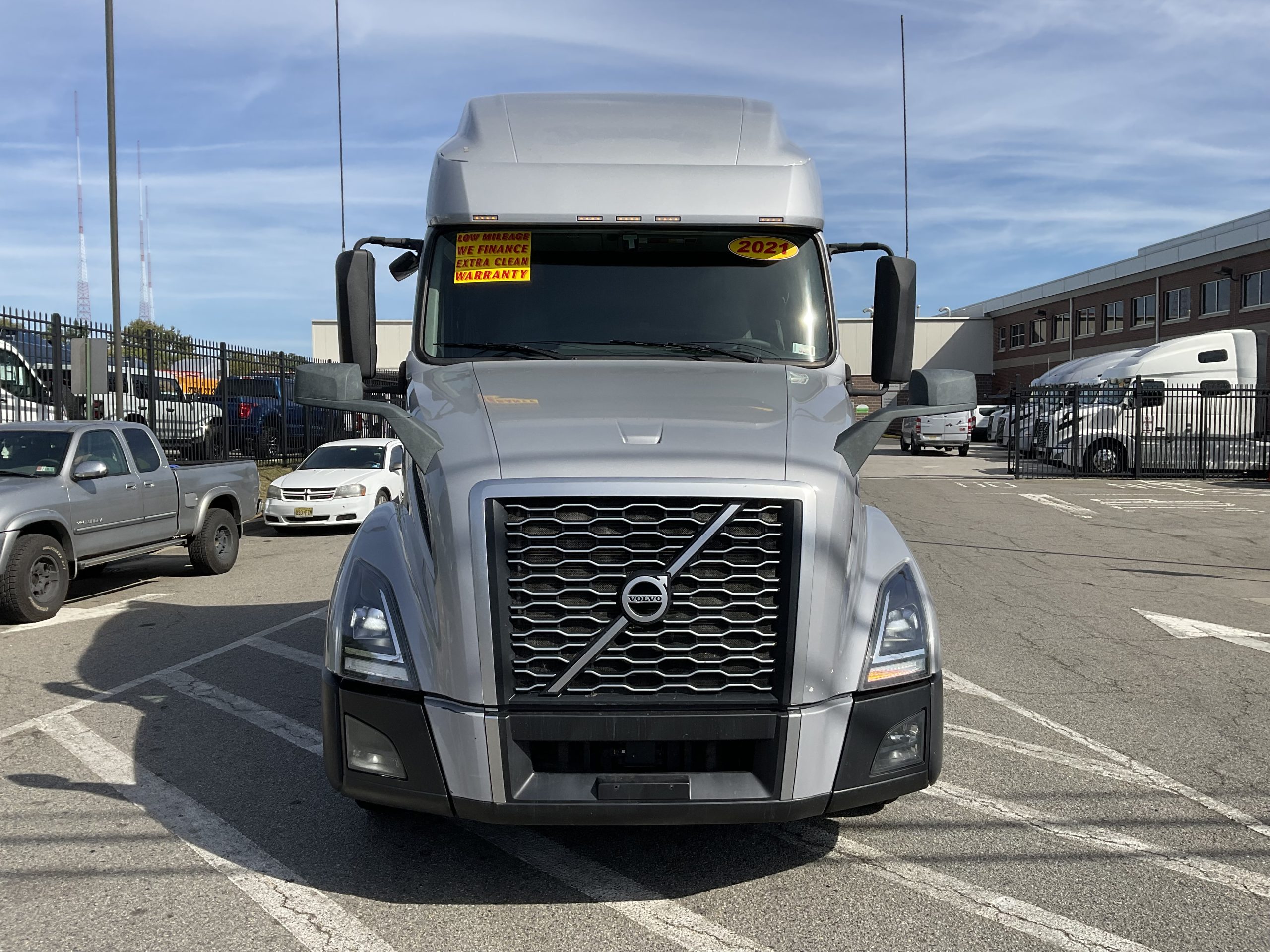 2021 VOLVO VNL64T760 - image 3 of 6
