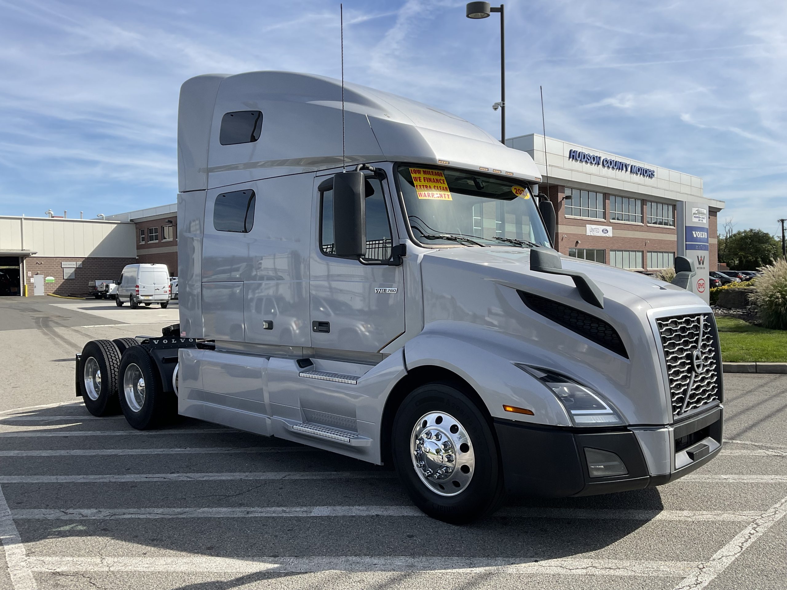 2021 VOLVO VNL64T760 - image 4 of 6
