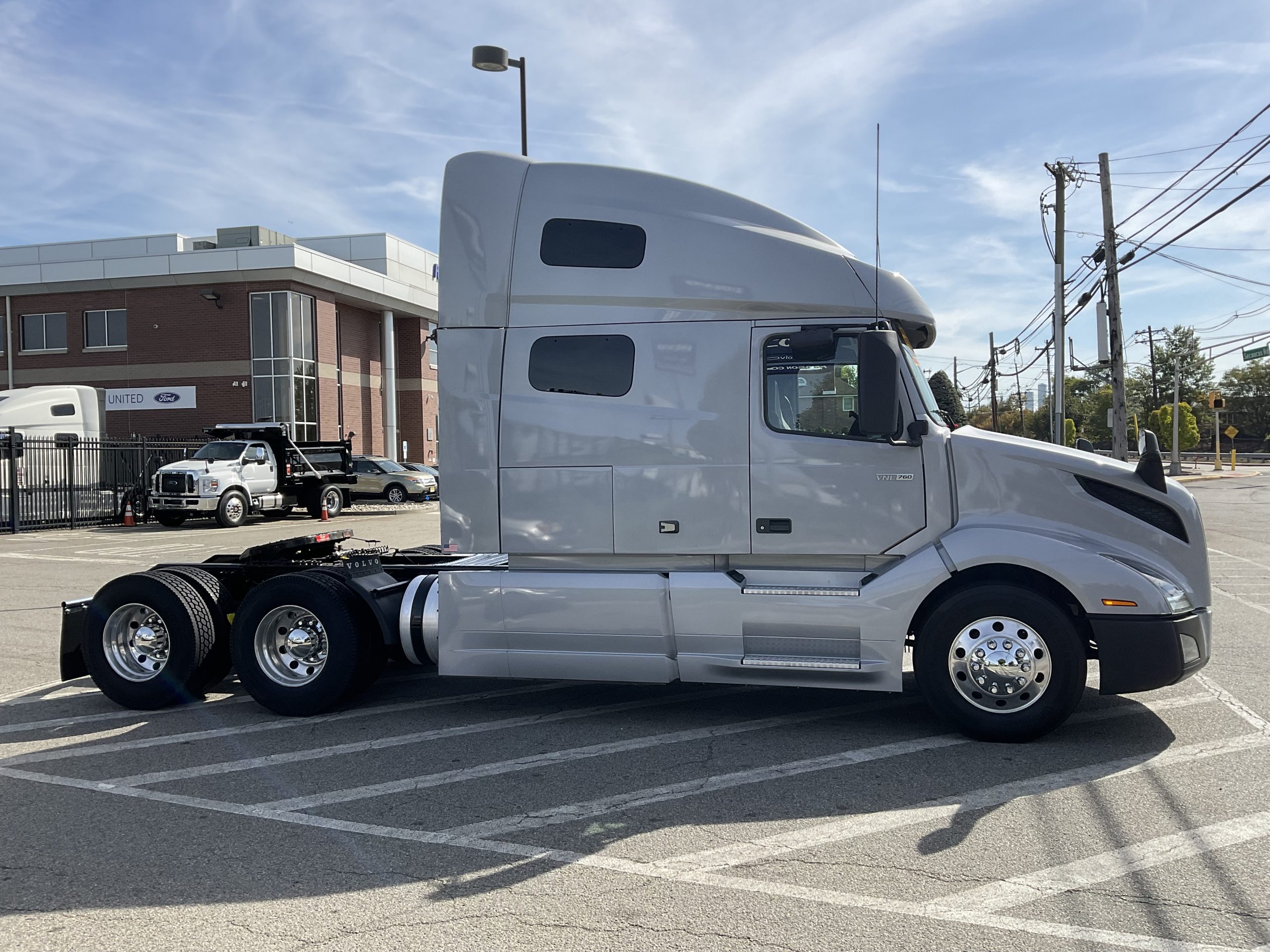 2021 VOLVO VNL64T760 - image 5 of 6