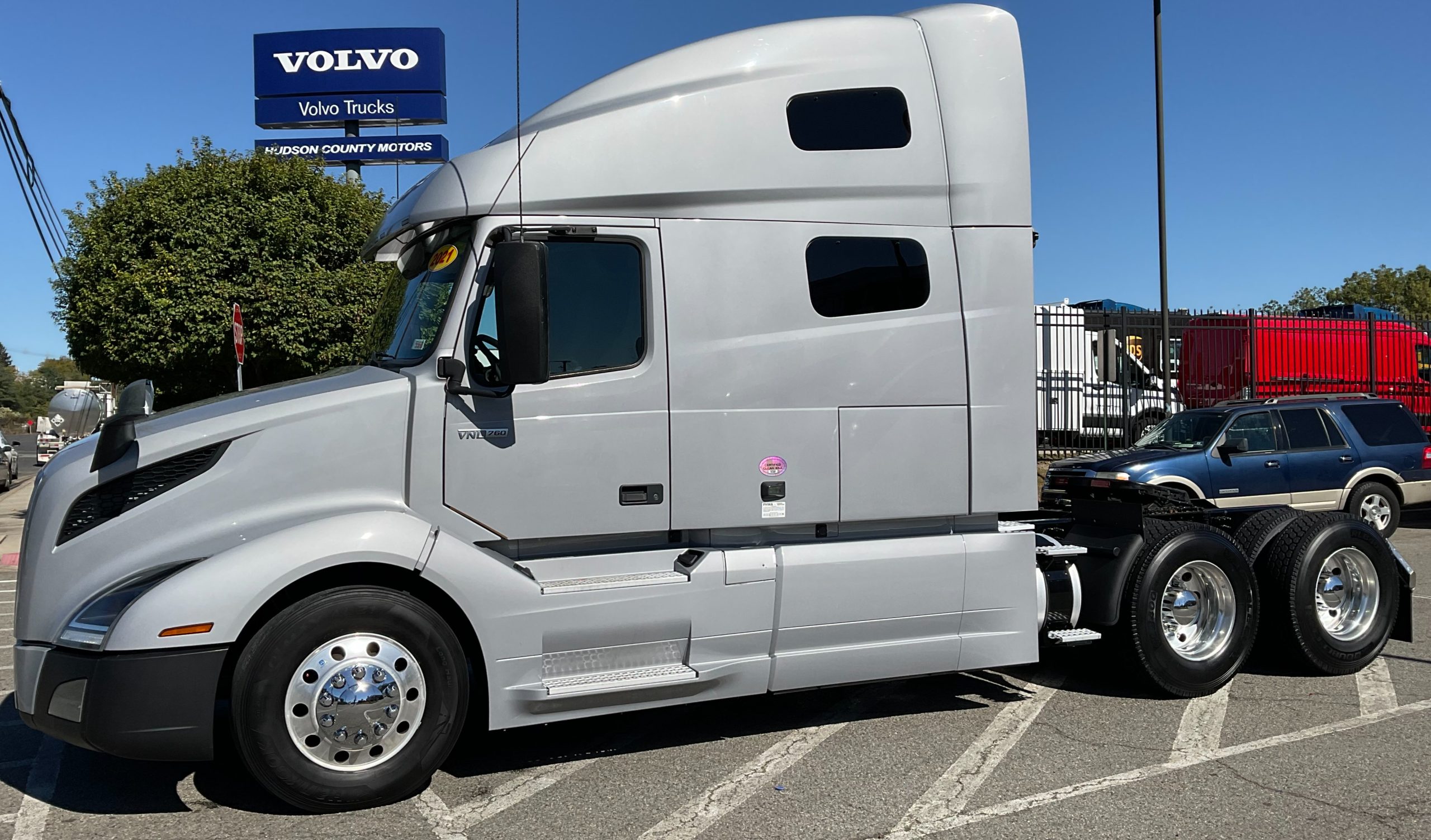 2021 VOLVO VNL64T760 - image 1 of 6