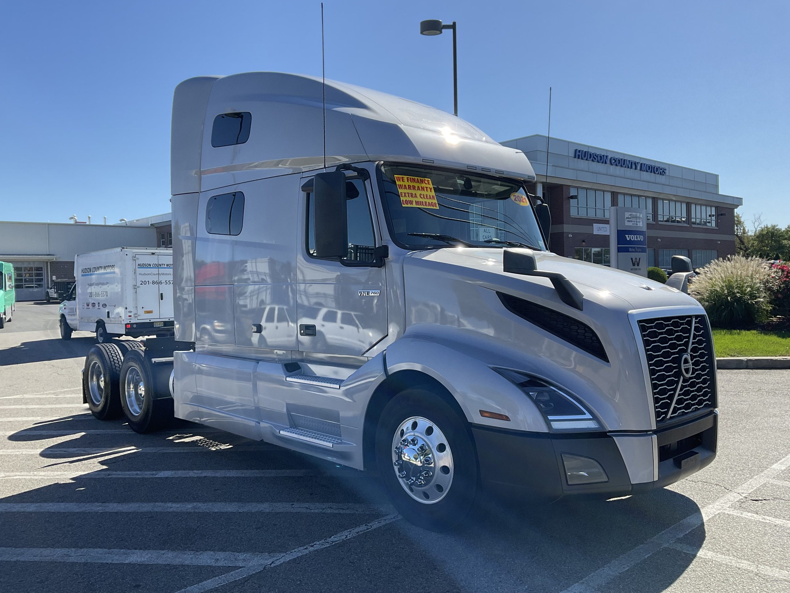 2021 VOLVO VNL64T760 - image 4 of 6