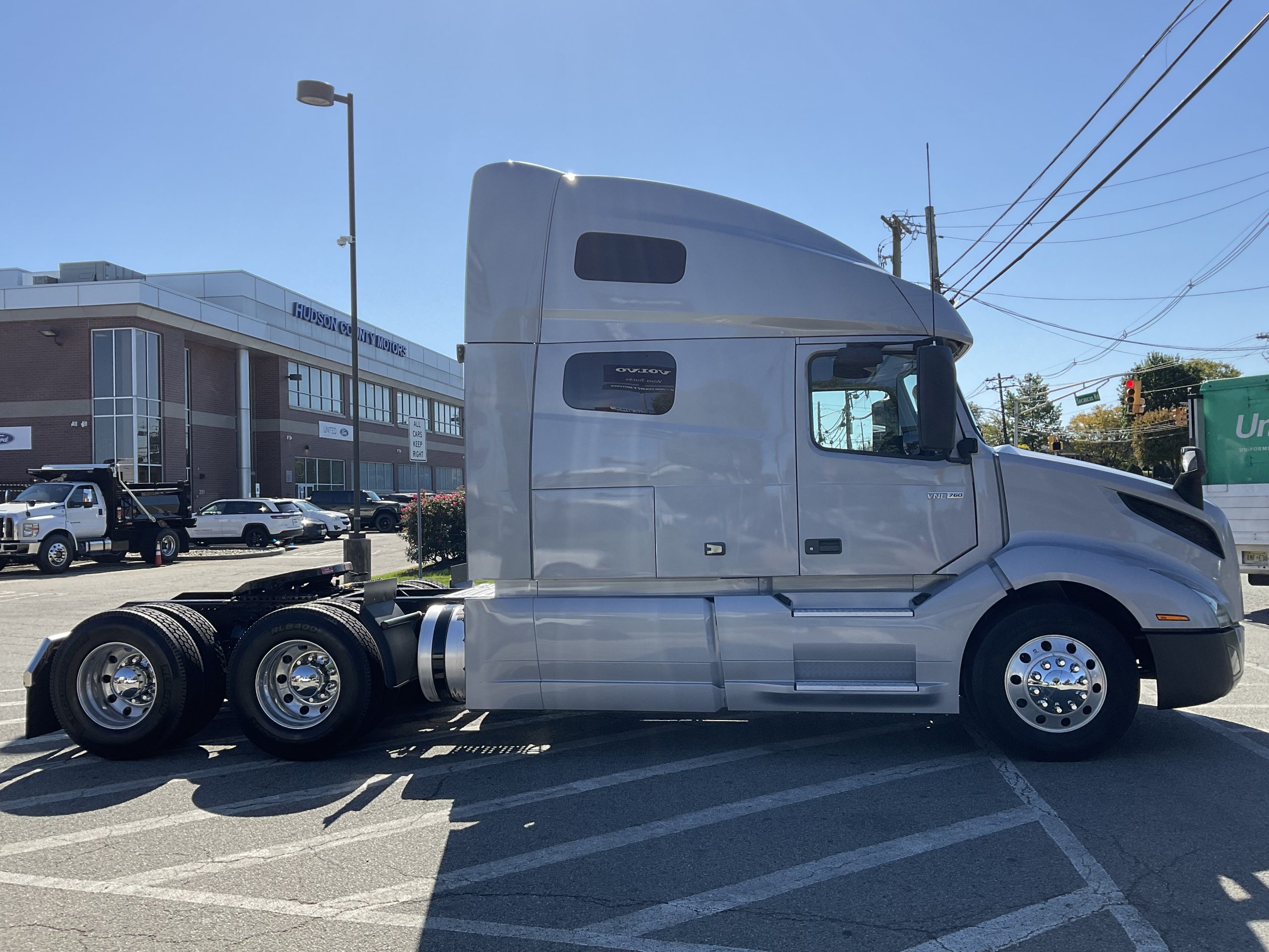 2021 VOLVO VNL64T760 - image 5 of 6