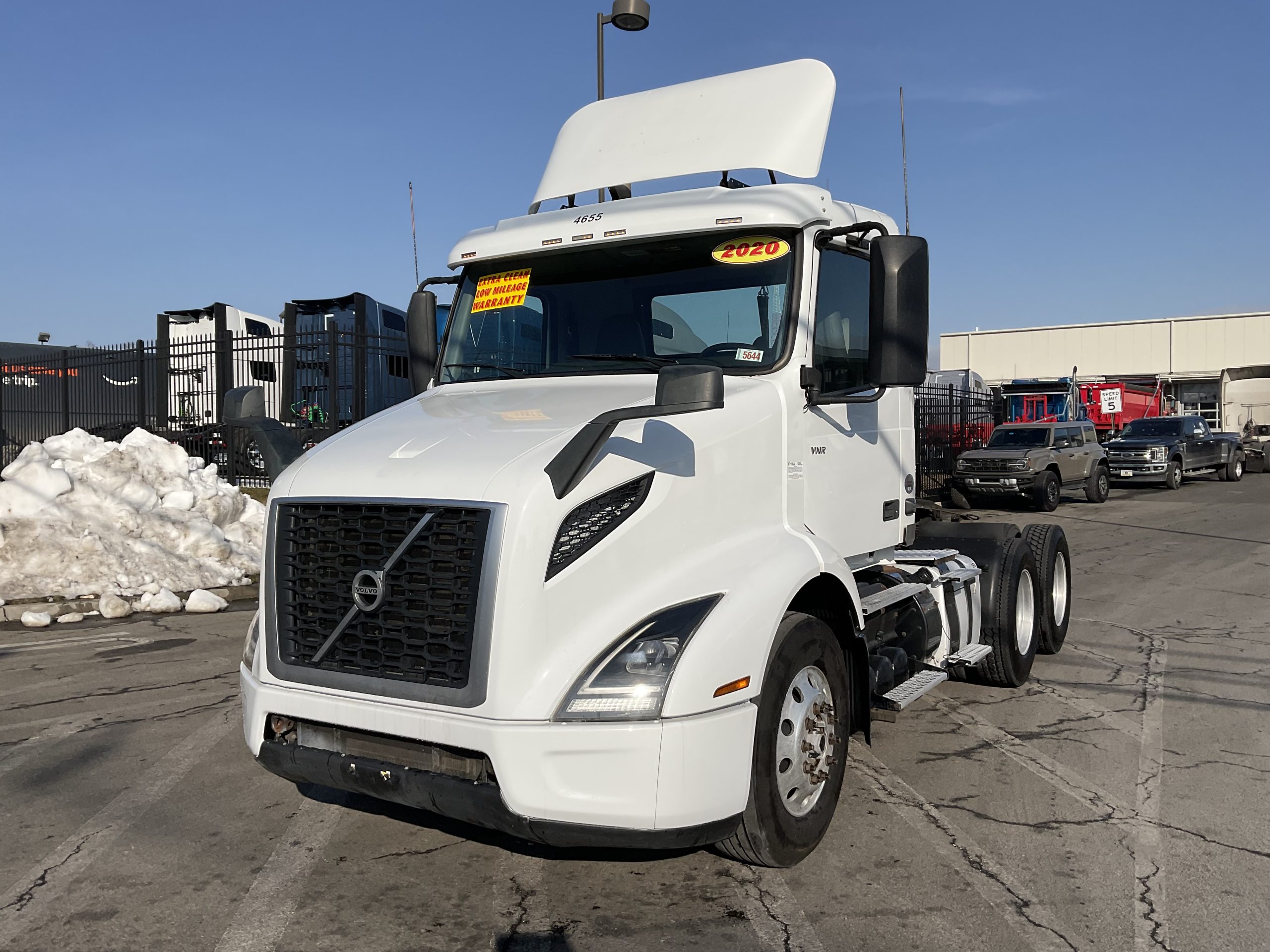 2020 VOLVO VNR64T300 2020 VOLVO VNR64T300 - image 2 of 6