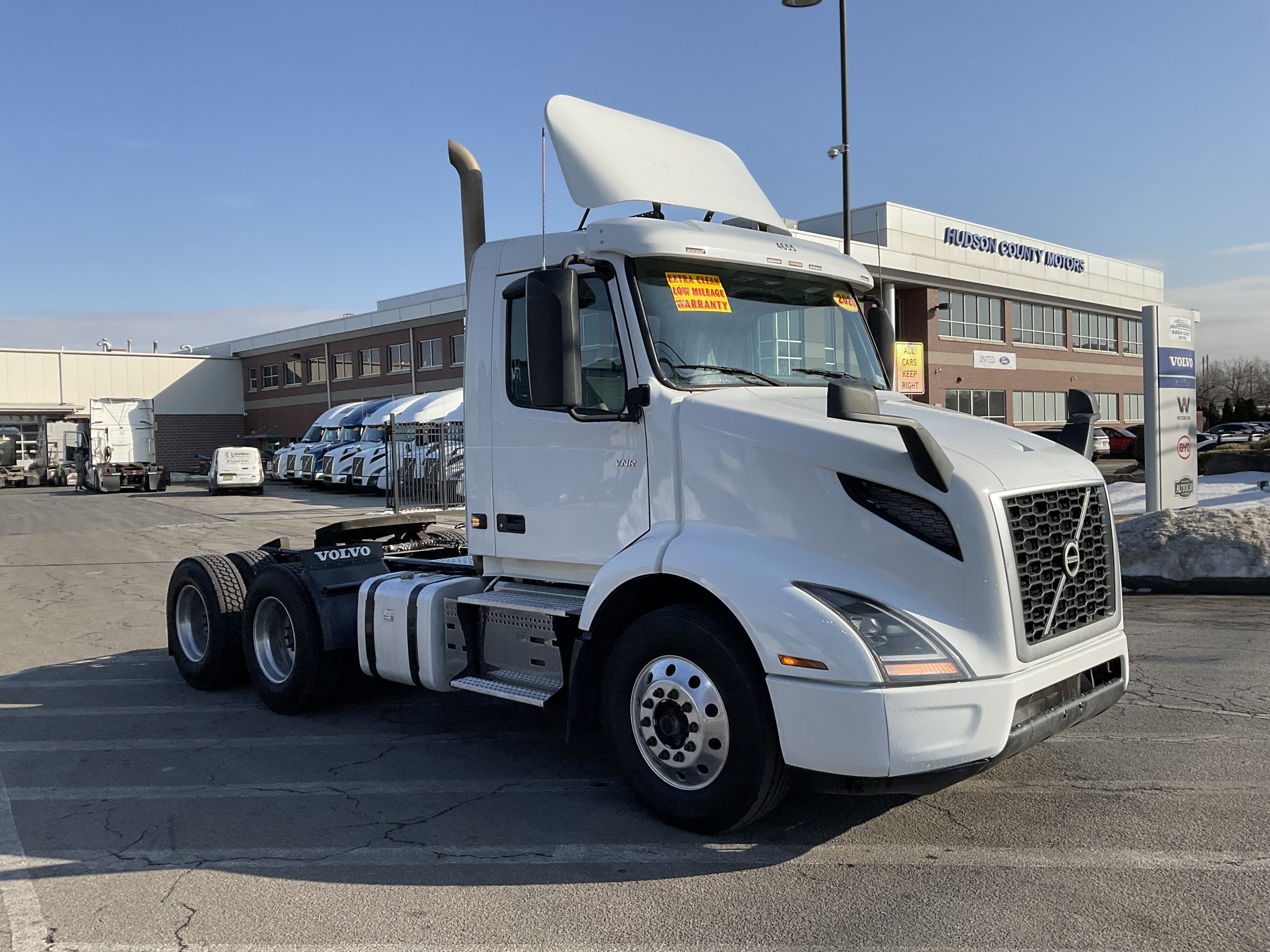 2020 VOLVO VNR64T300 2020 VOLVO VNR64T300 - image 4 of 6