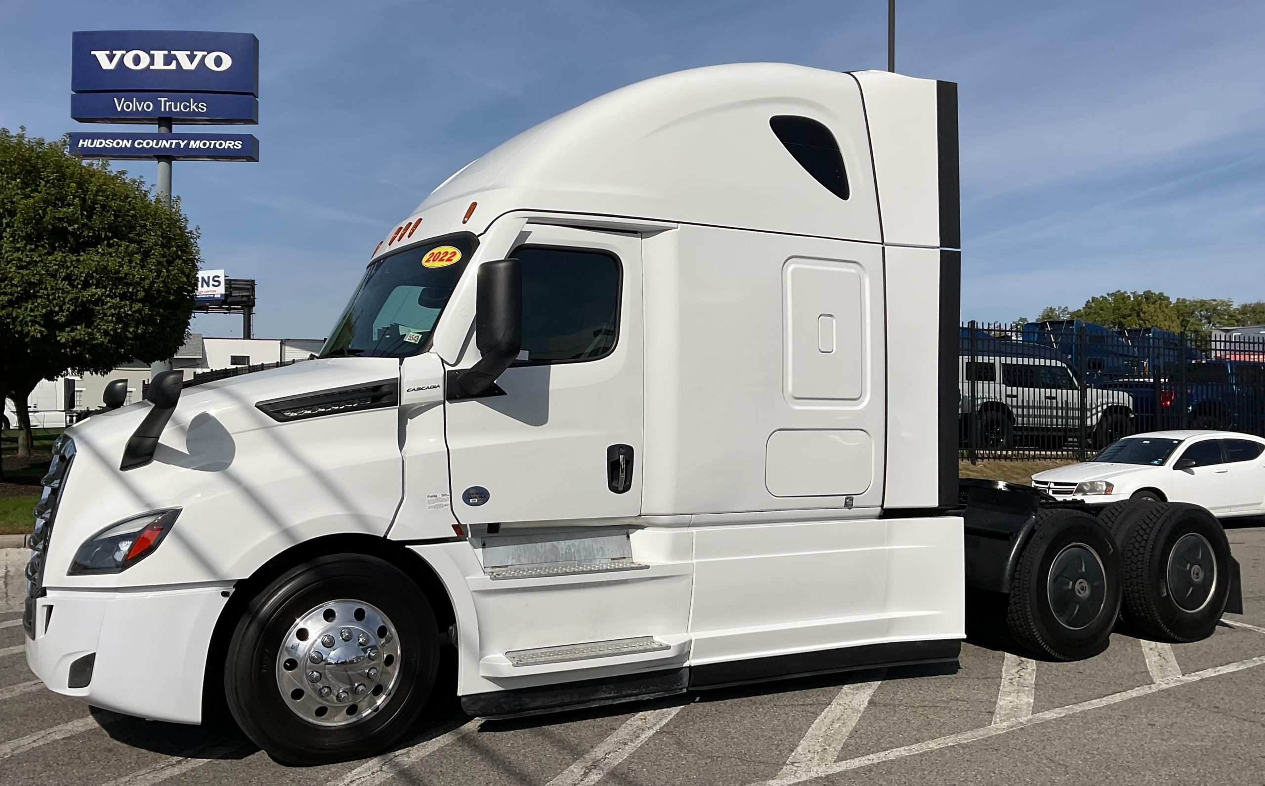 2022 FREIGHTLINER CASCADIA 126 - image 1 of 6