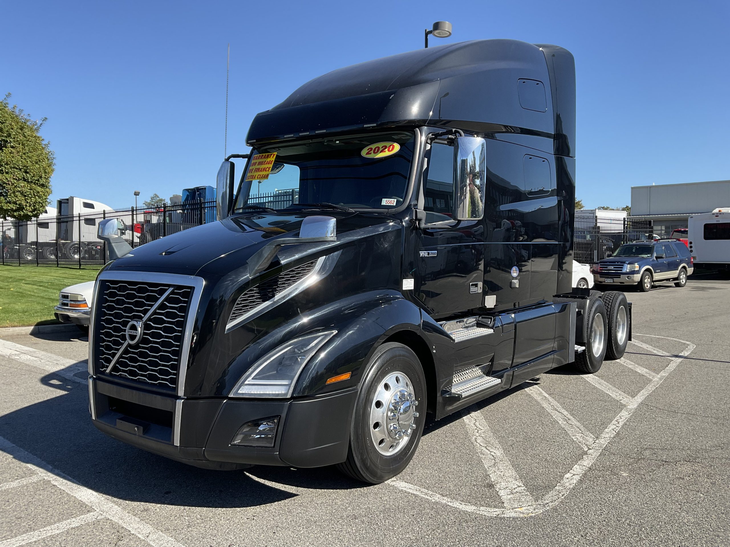 2020 VOLVO VNL64T760 - image 2 of 6