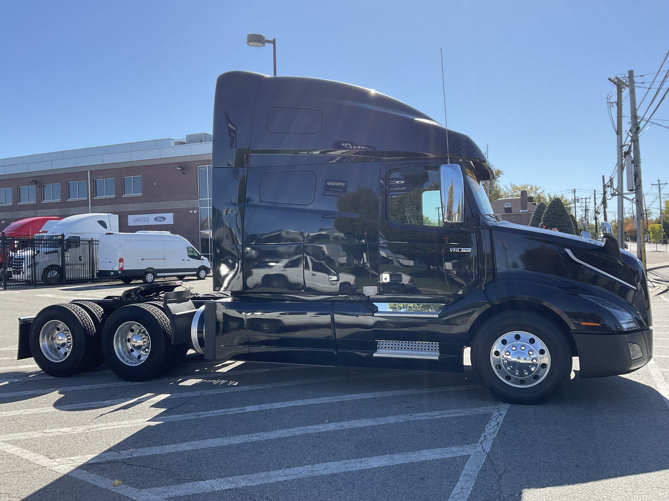 2020 VOLVO VNL64T760 - image 5 of 6