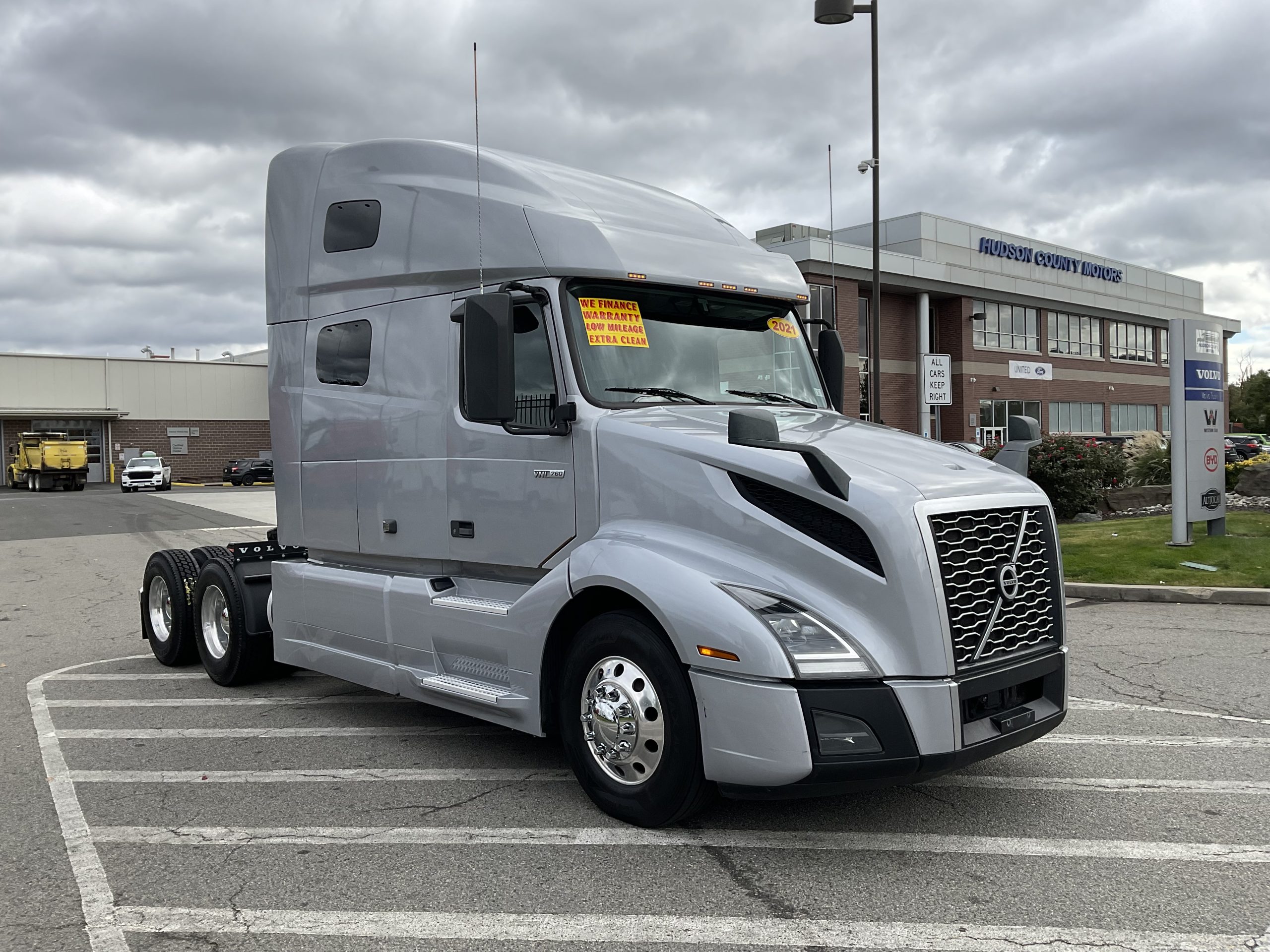2021 VOLVO VNL64T760 - image 4 of 6