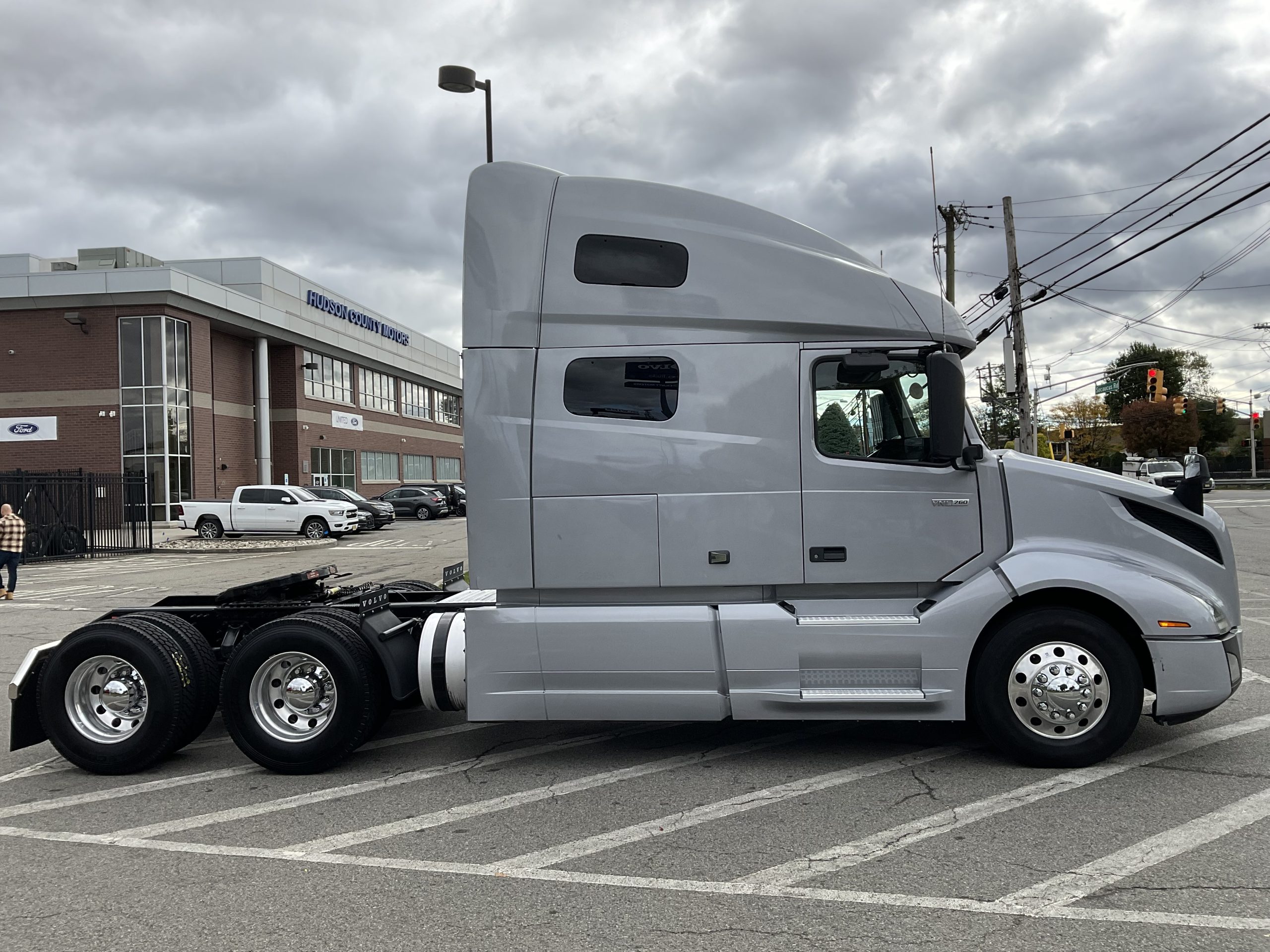 2021 VOLVO VNL64T760 - image 5 of 6