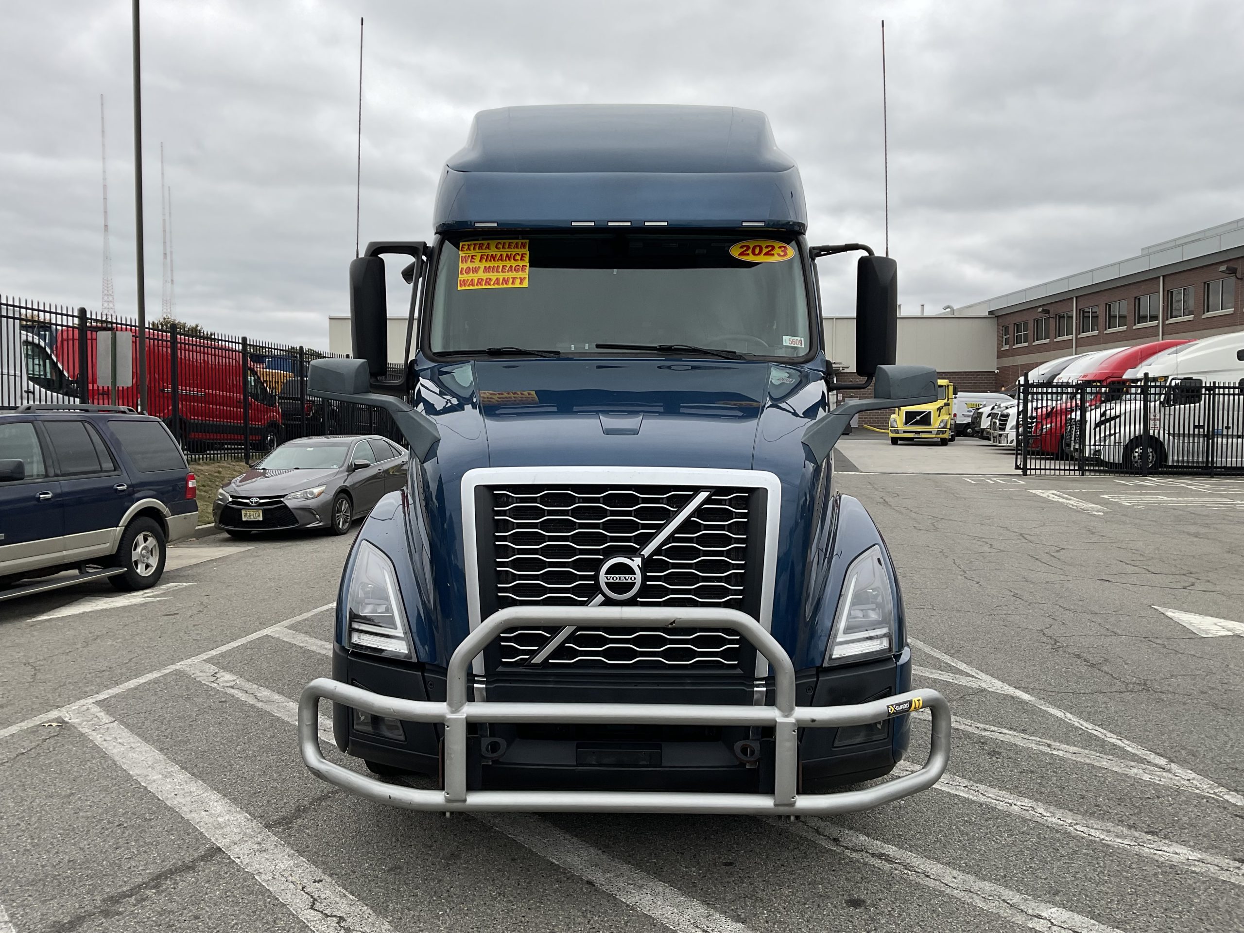 2023 VOLVO VNL64T760 - image 3 of 6