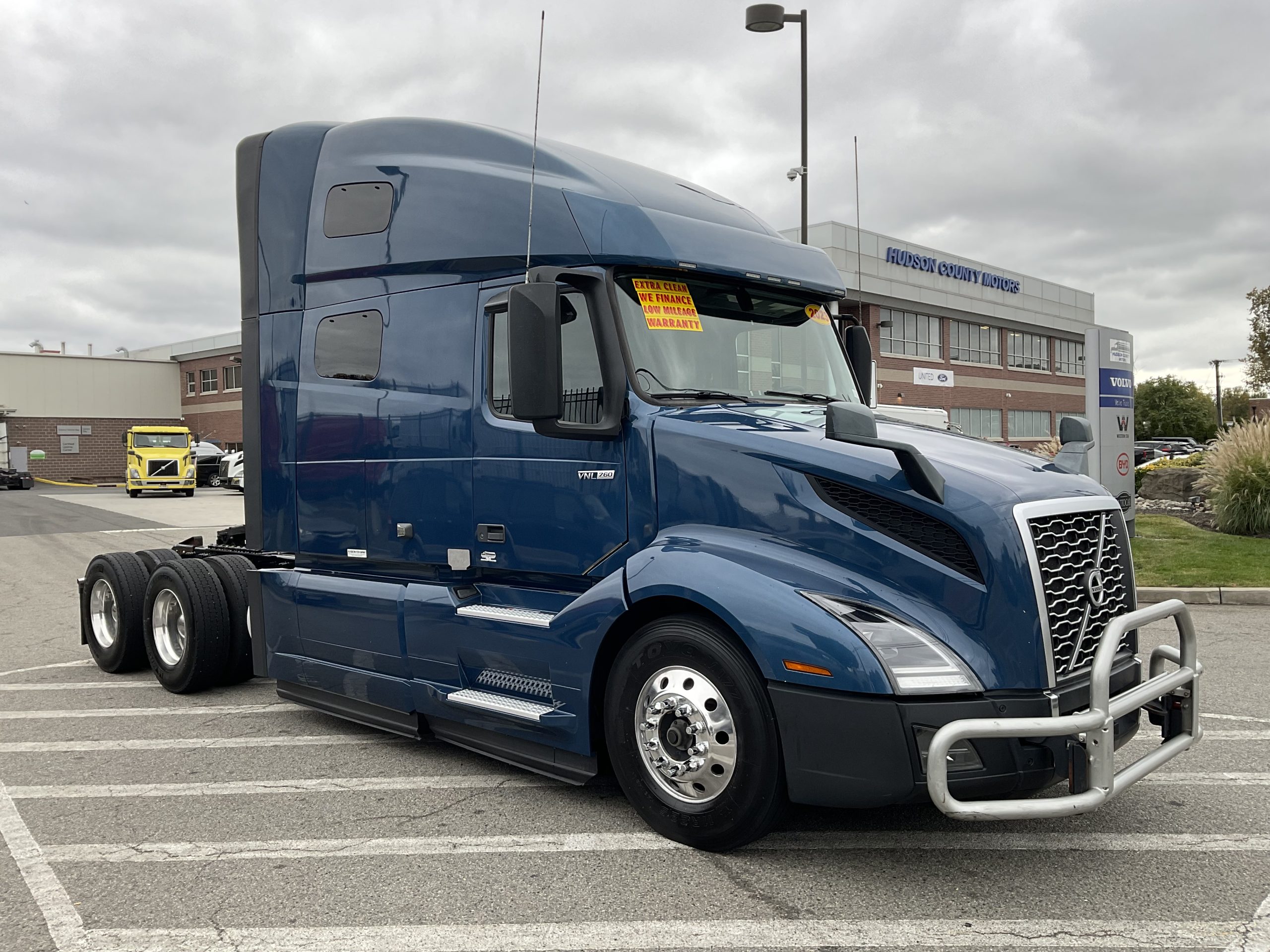 2023 VOLVO VNL64T760 - image 4 of 6