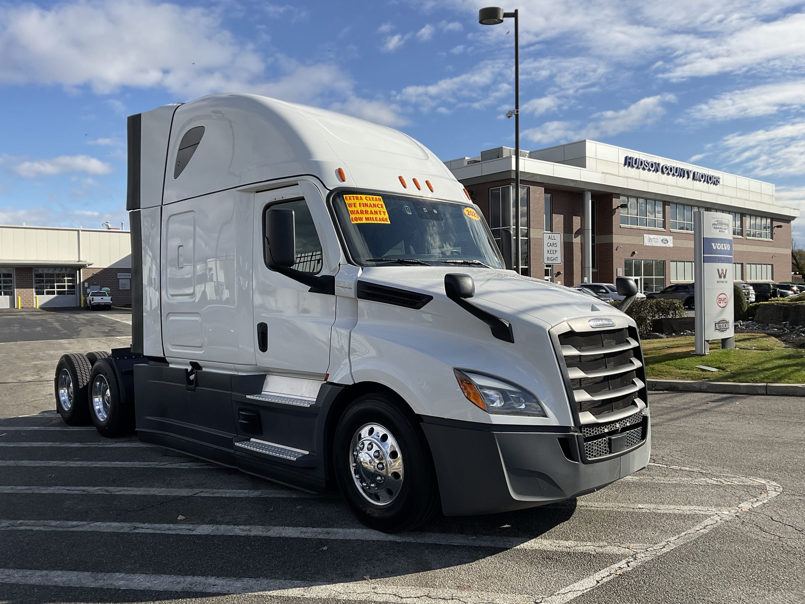 2023 FREIGHTLINER CASCADIA 126 2023 FREIGHTLINER CASCADIA 126 - image 4 of 6