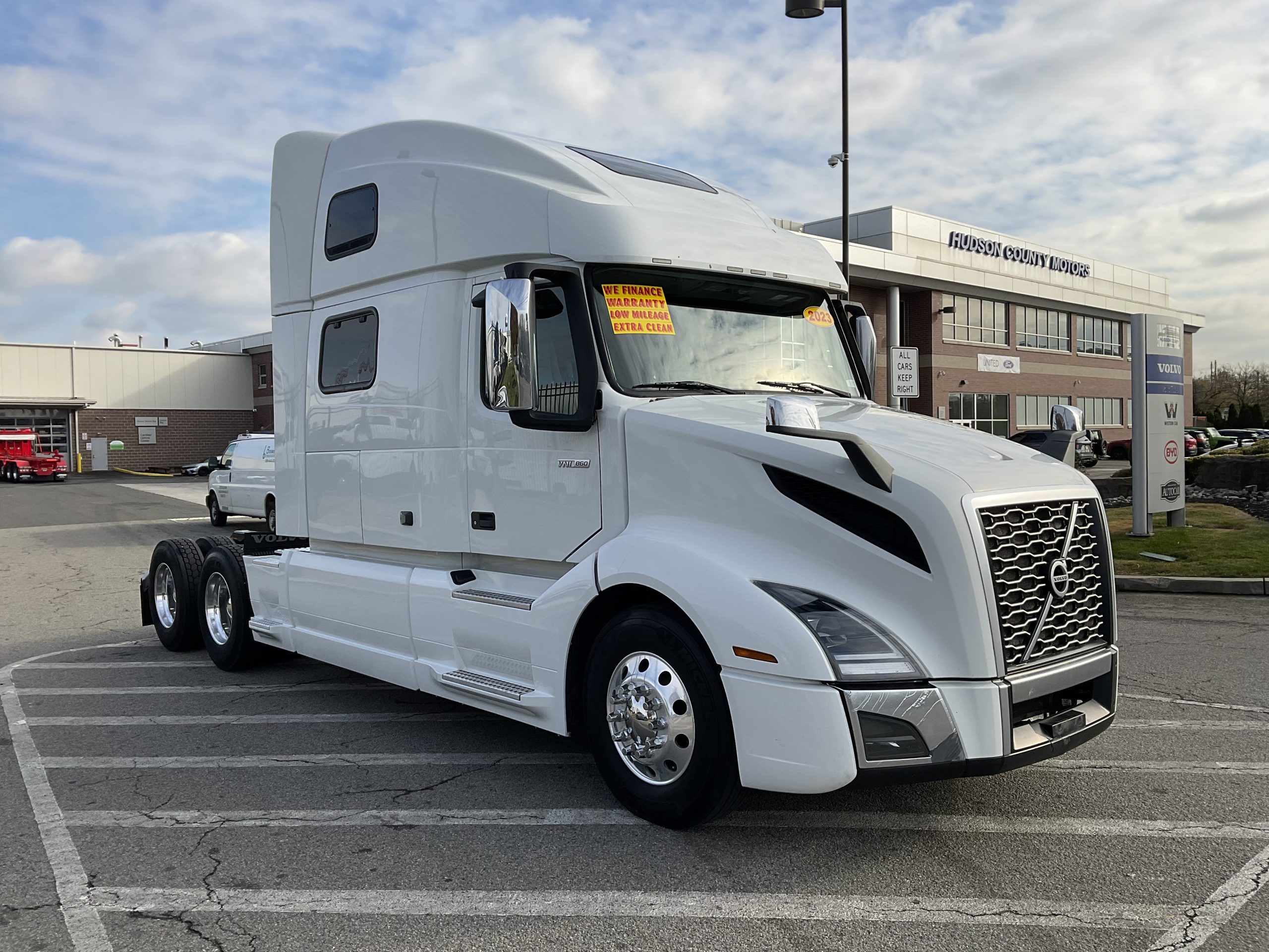 2023 VOLVO VNL64T860 - image 4 of 6
