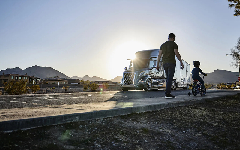 Volvo Trucks VNL 660 Volvo Trucks VNL 660 - image 3 of 4