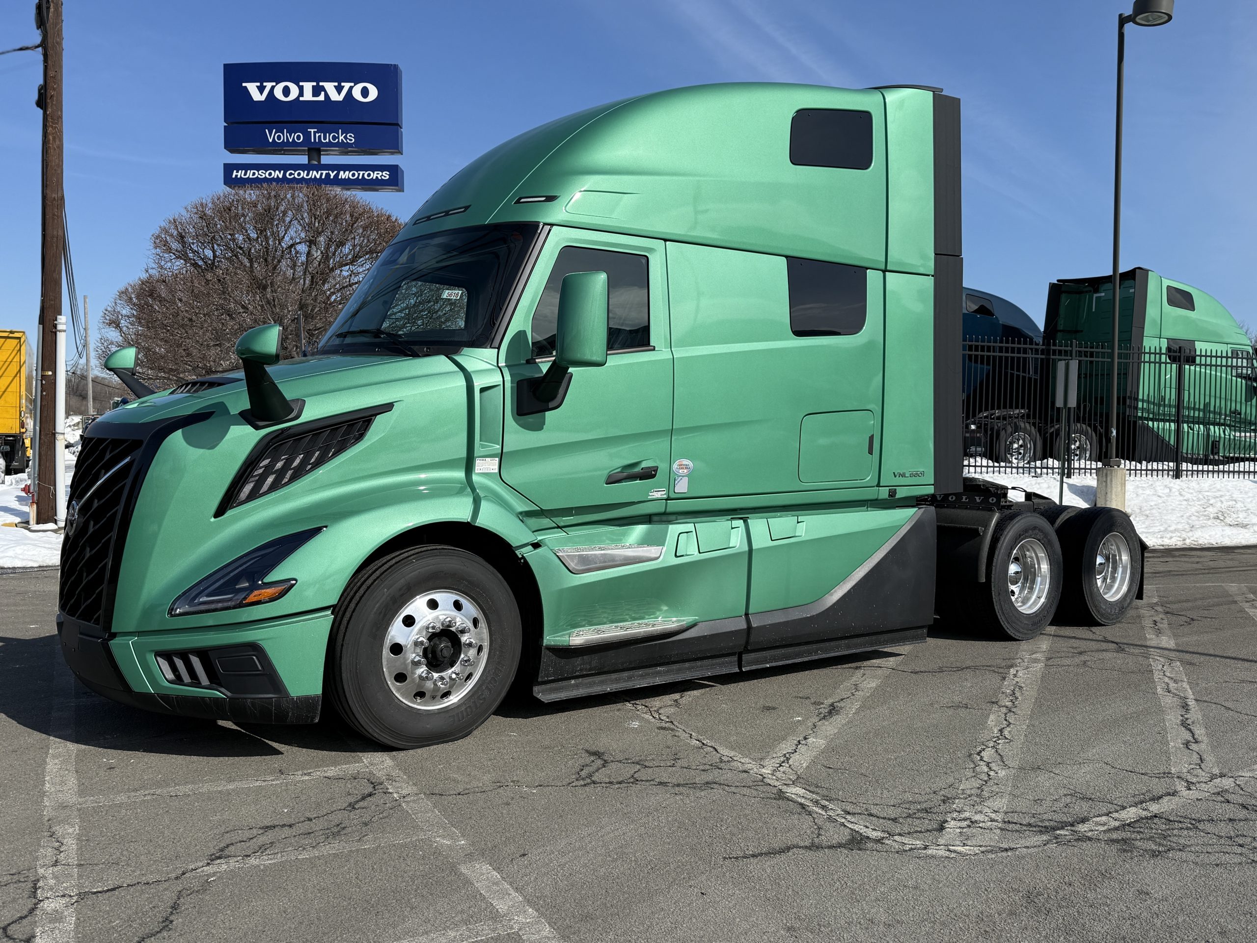 2027 VOLVO VNL64T860 2027 VOLVO VNL64T860 - image 1 of 6