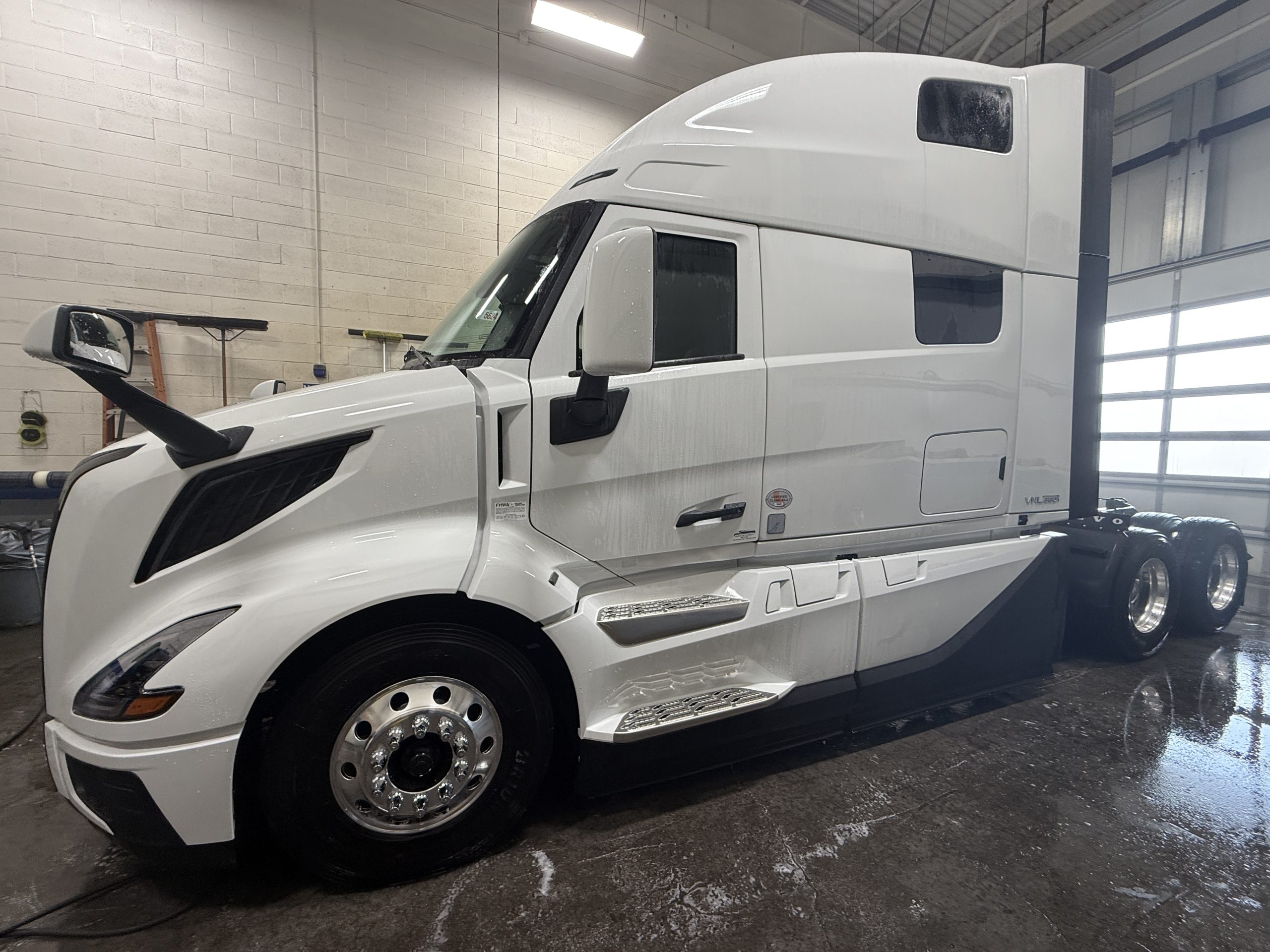 2027 VOLVO VNL64T860 2027 VOLVO VNL64T860 - image 1 of 6