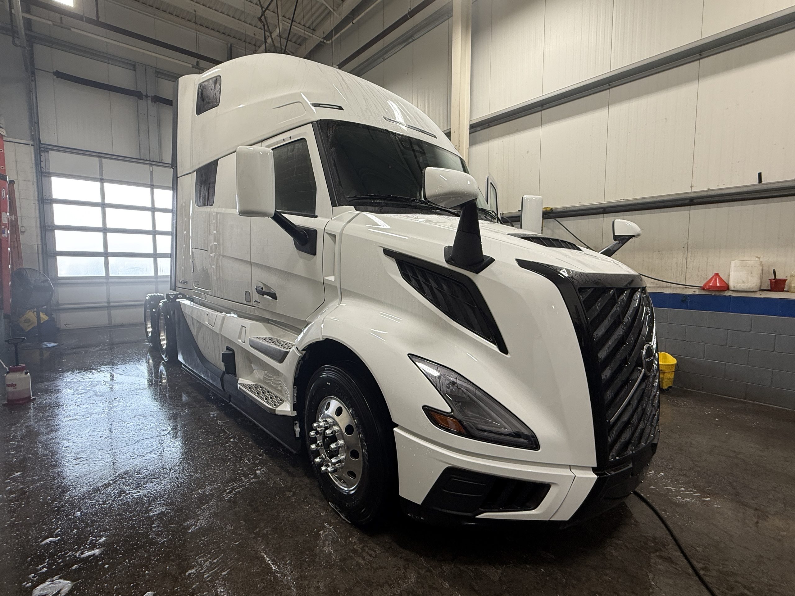 2027 VOLVO VNL64T860 2027 VOLVO VNL64T860 - image 2 of 6