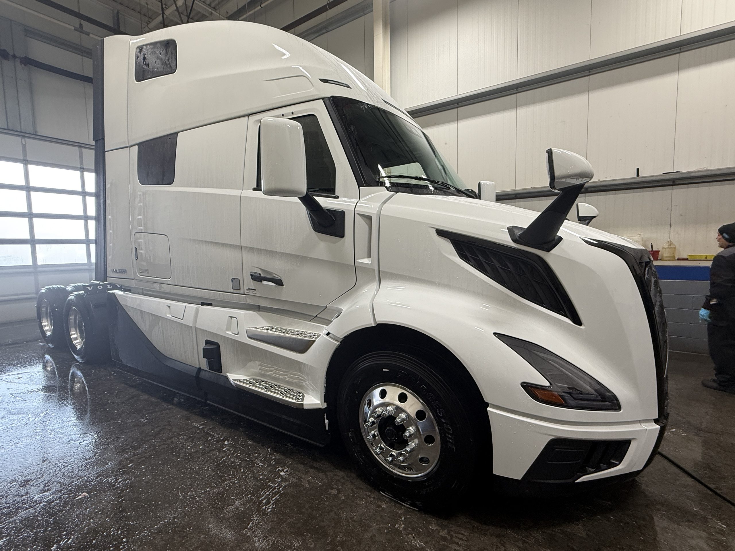 2027 VOLVO VNL64T860 2027 VOLVO VNL64T860 - image 3 of 6