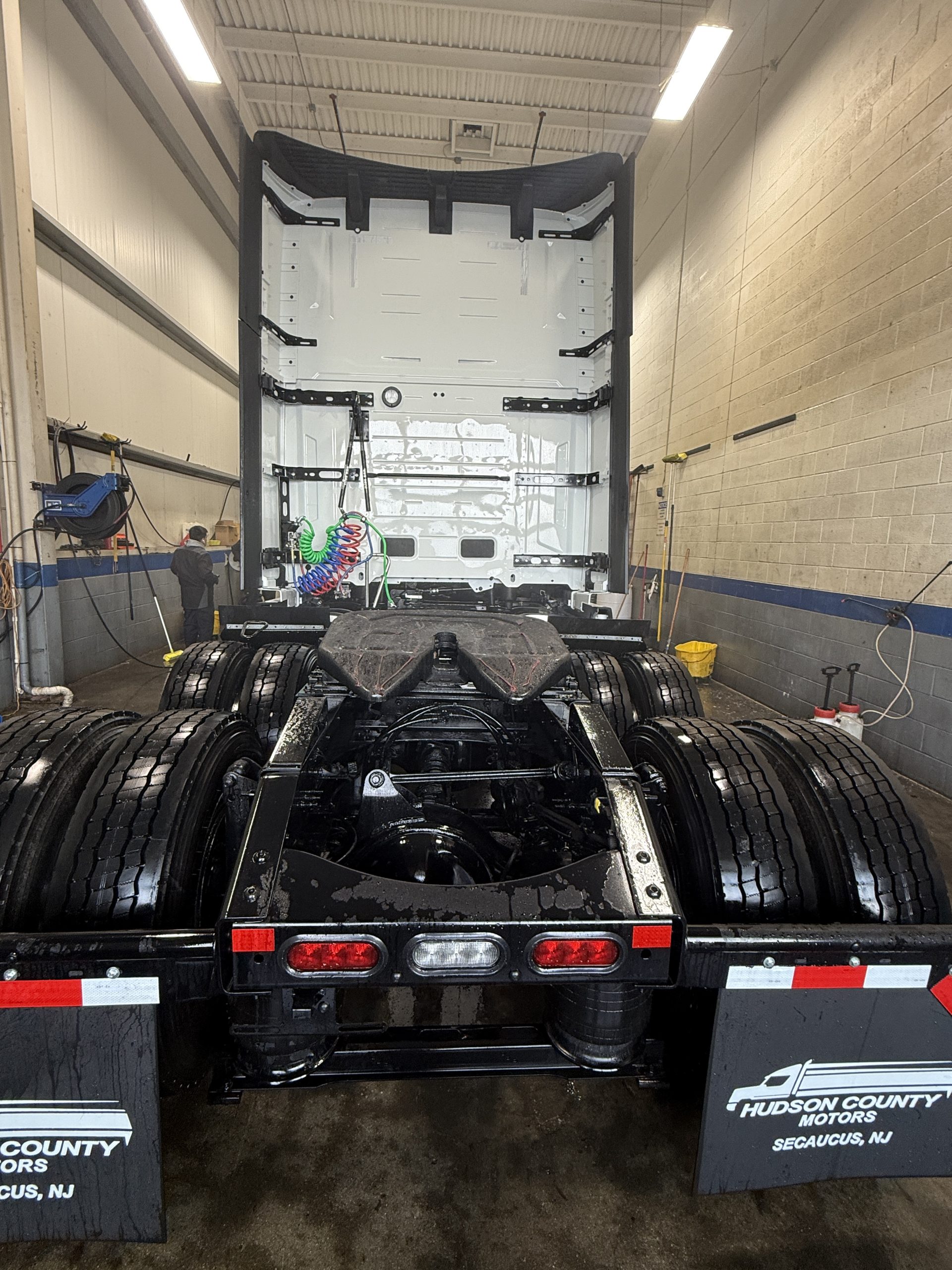 2027 VOLVO VNL64T860 2027 VOLVO VNL64T860 - image 4 of 6