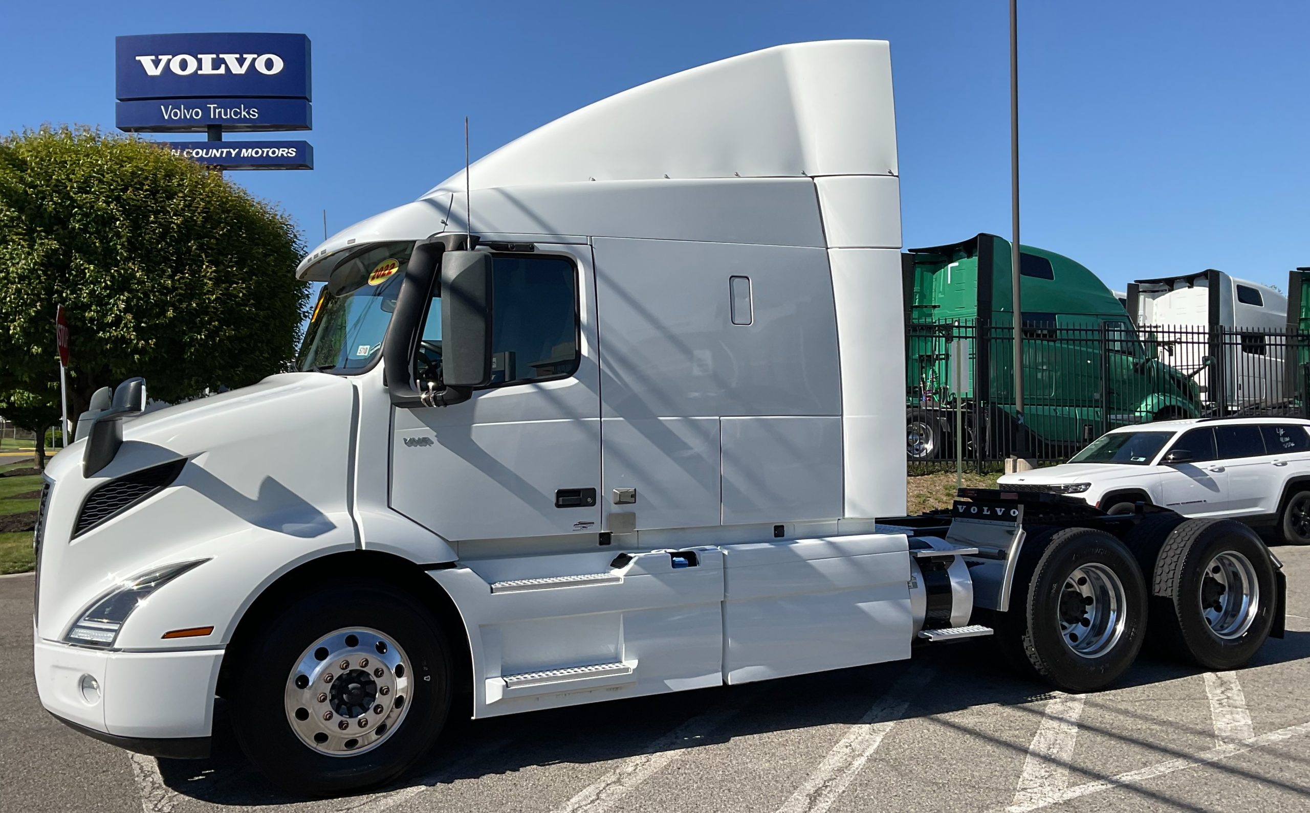 2022 VOLVO VNR64T640 2022 VOLVO VNR64T640 - image 1 of 6