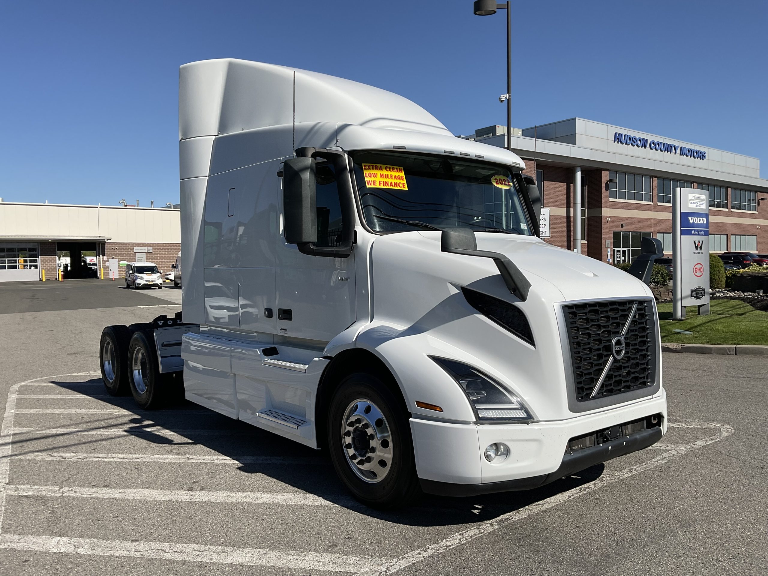 2022 VOLVO VNR64T640 2022 VOLVO VNR64T640 - image 2 of 6
