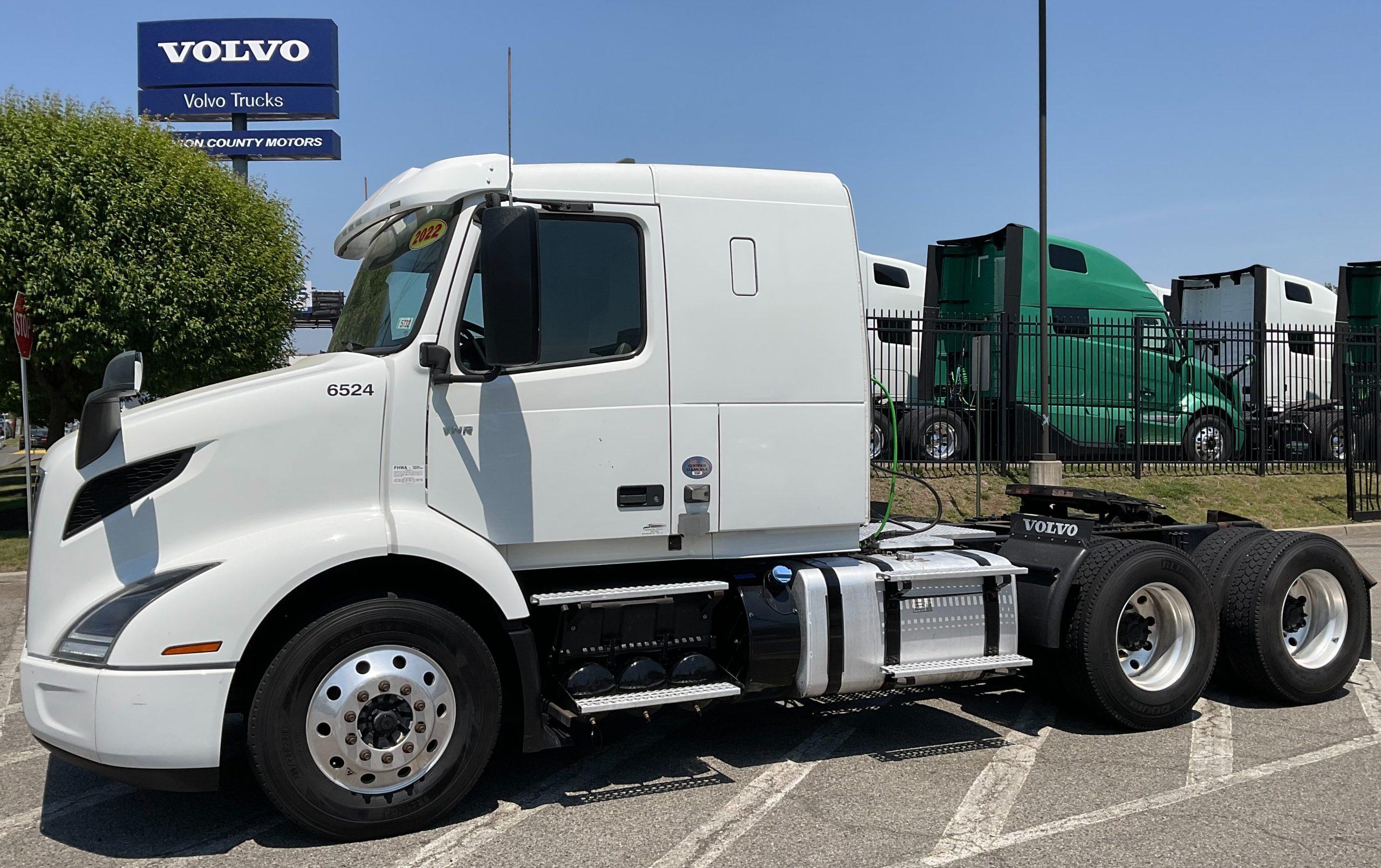 2022 VOLVO VNR64T400 2022 VOLVO VNR64T400 - image 1 of 6