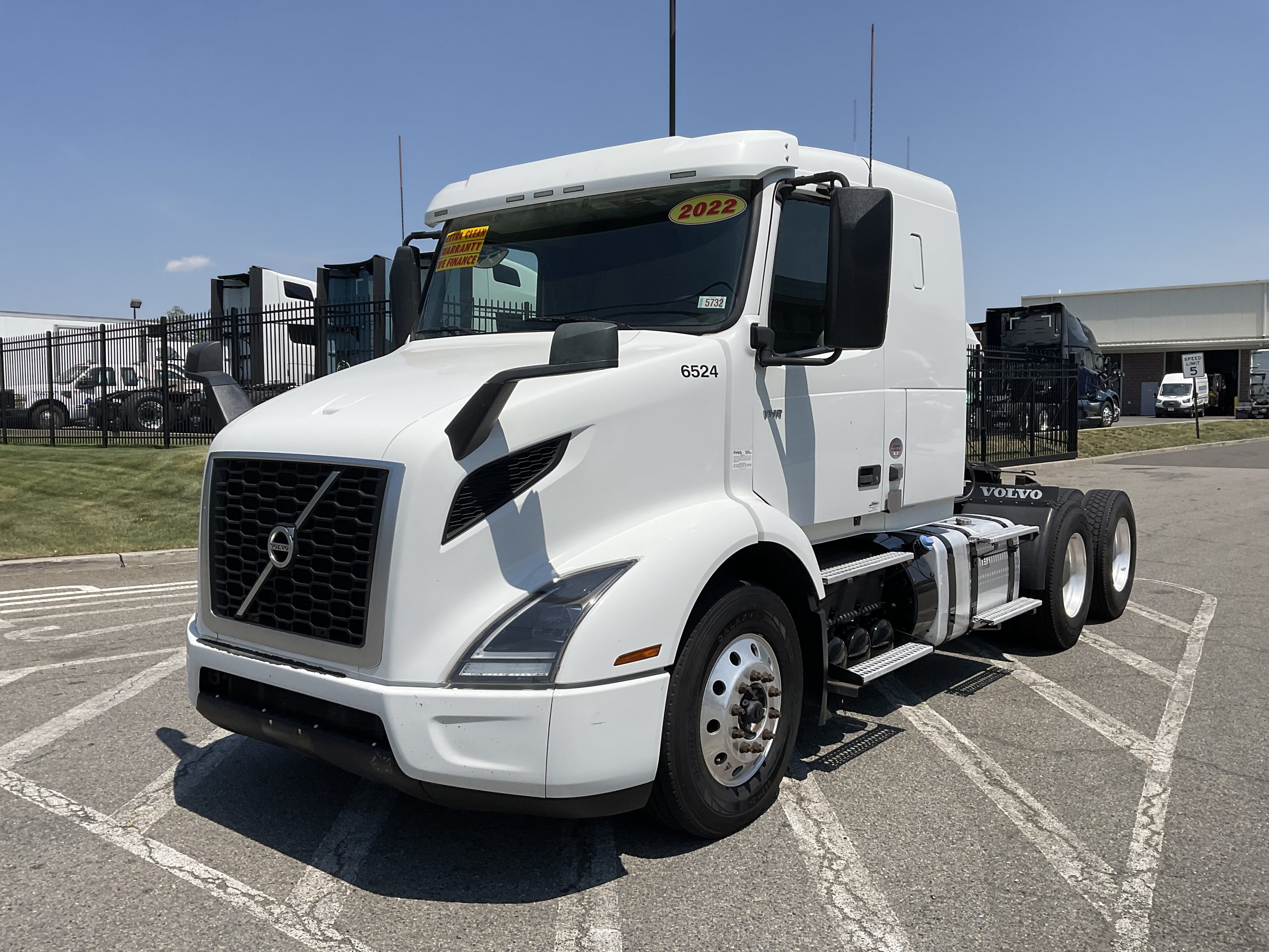 2022 VOLVO VNR64T400 2022 VOLVO VNR64T400 - image 2 of 6
