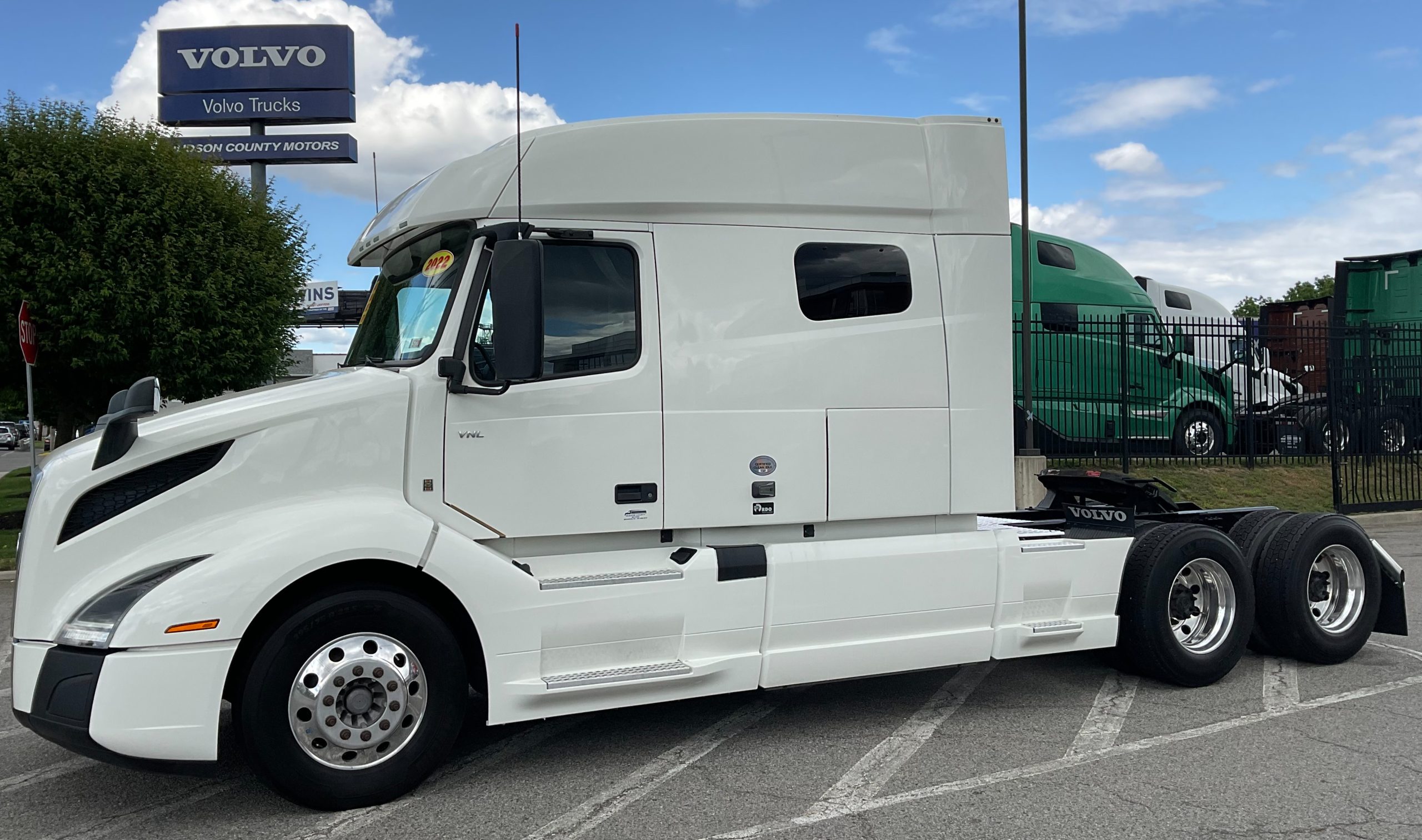 2022 VOLVO VNL64T740 2022 VOLVO VNL64T740 - image 1 of 6