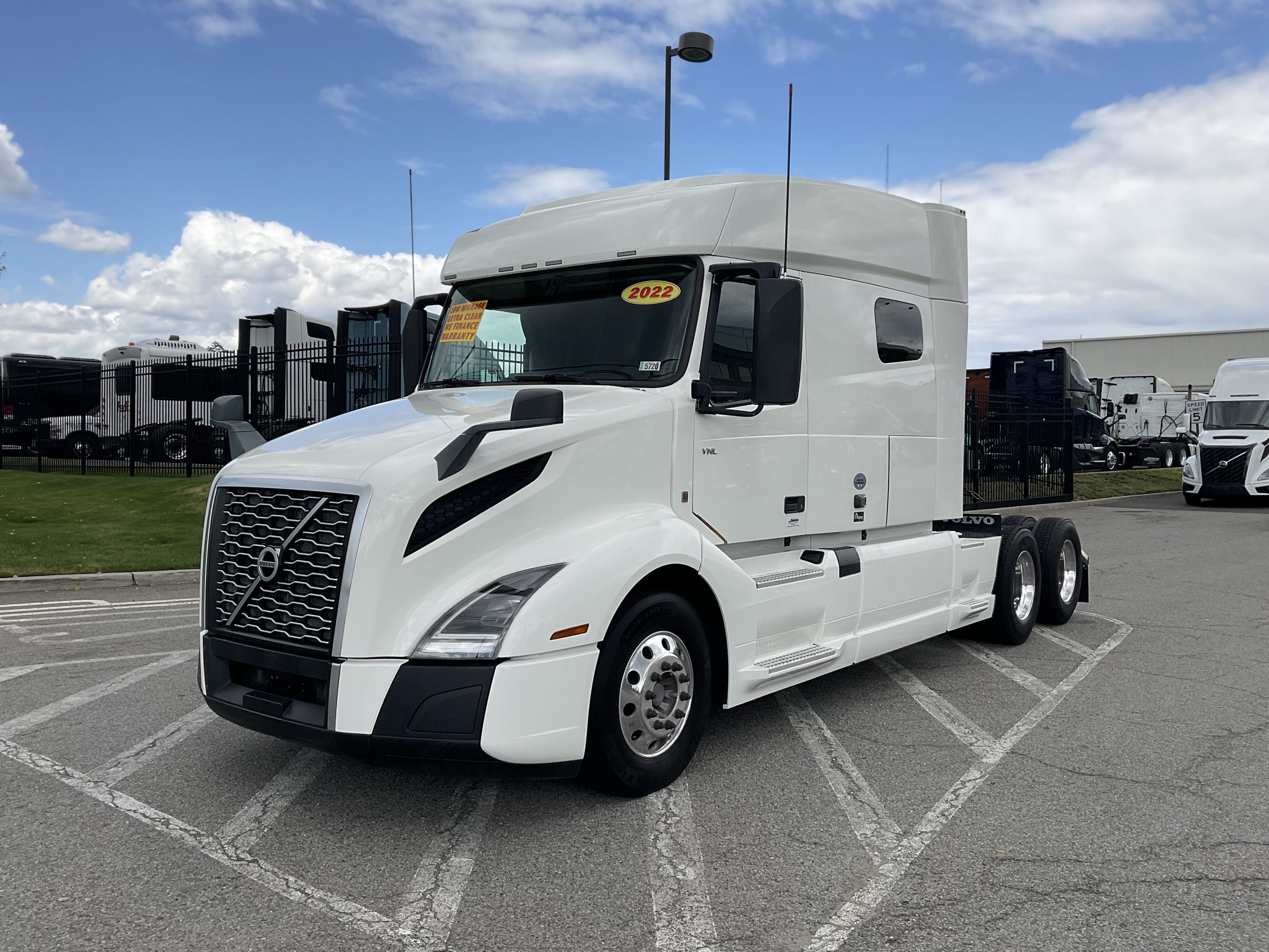 2022 VOLVO VNL64T740 2022 VOLVO VNL64T740 - image 2 of 6