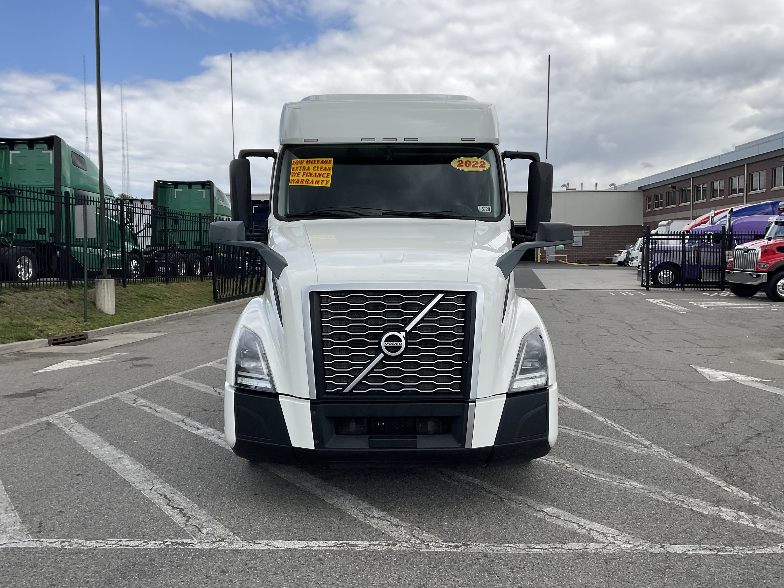 2022 VOLVO VNL64T740 2022 VOLVO VNL64T740 - image 3 of 6