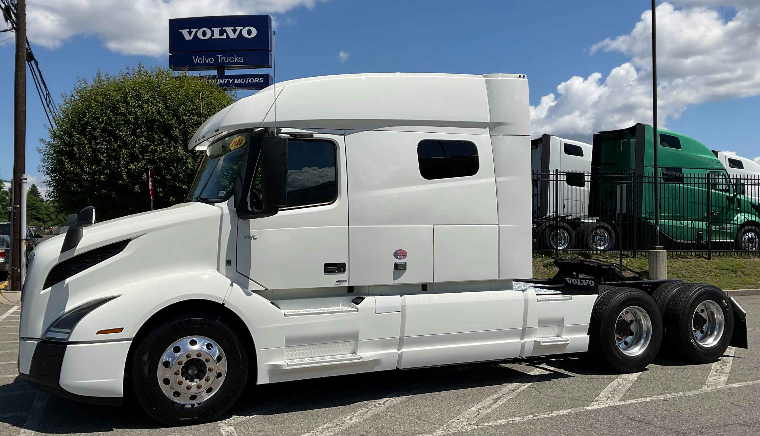 2022 VOLVO VNL64T740 2022 VOLVO VNL64T740 - image 1 of 6