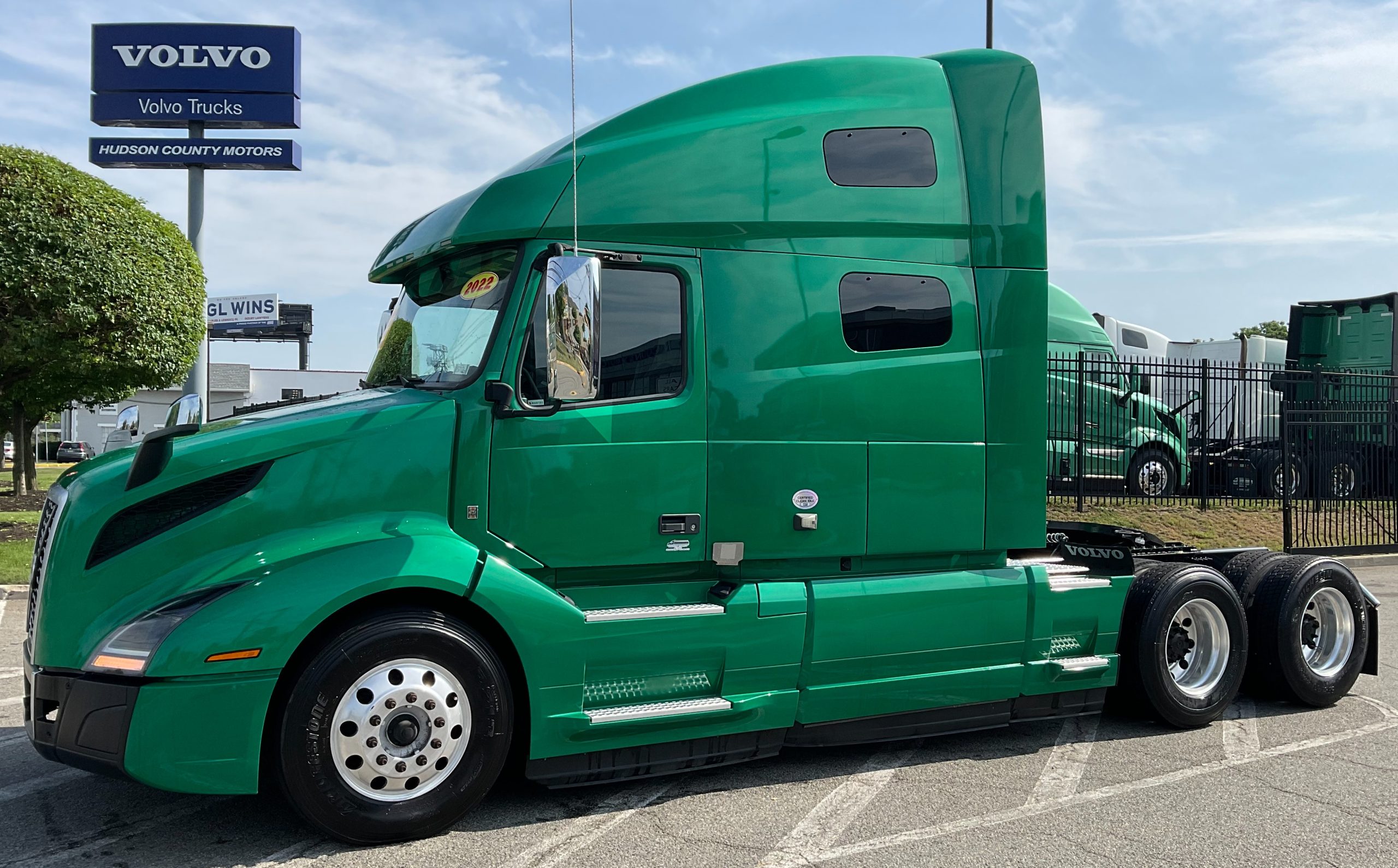 2022 VOLVO VNL64T760 2022 VOLVO VNL64T760 - image 1 of 6