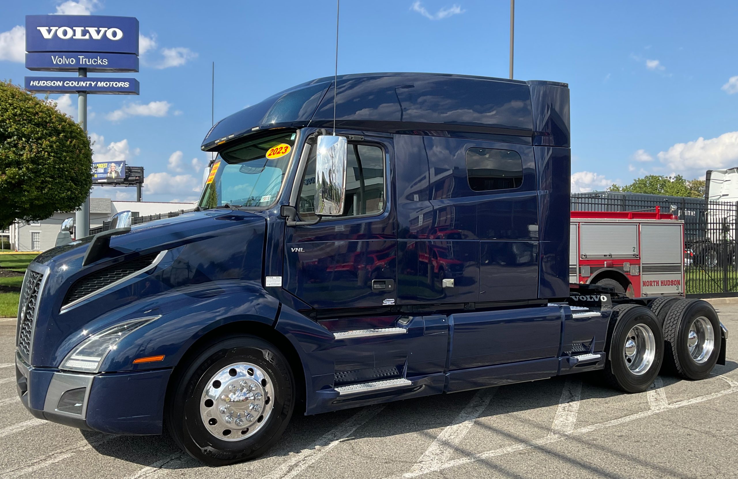 2023 VOLVO VNL64T740 2023 VOLVO VNL64T740 - image 1 of 6