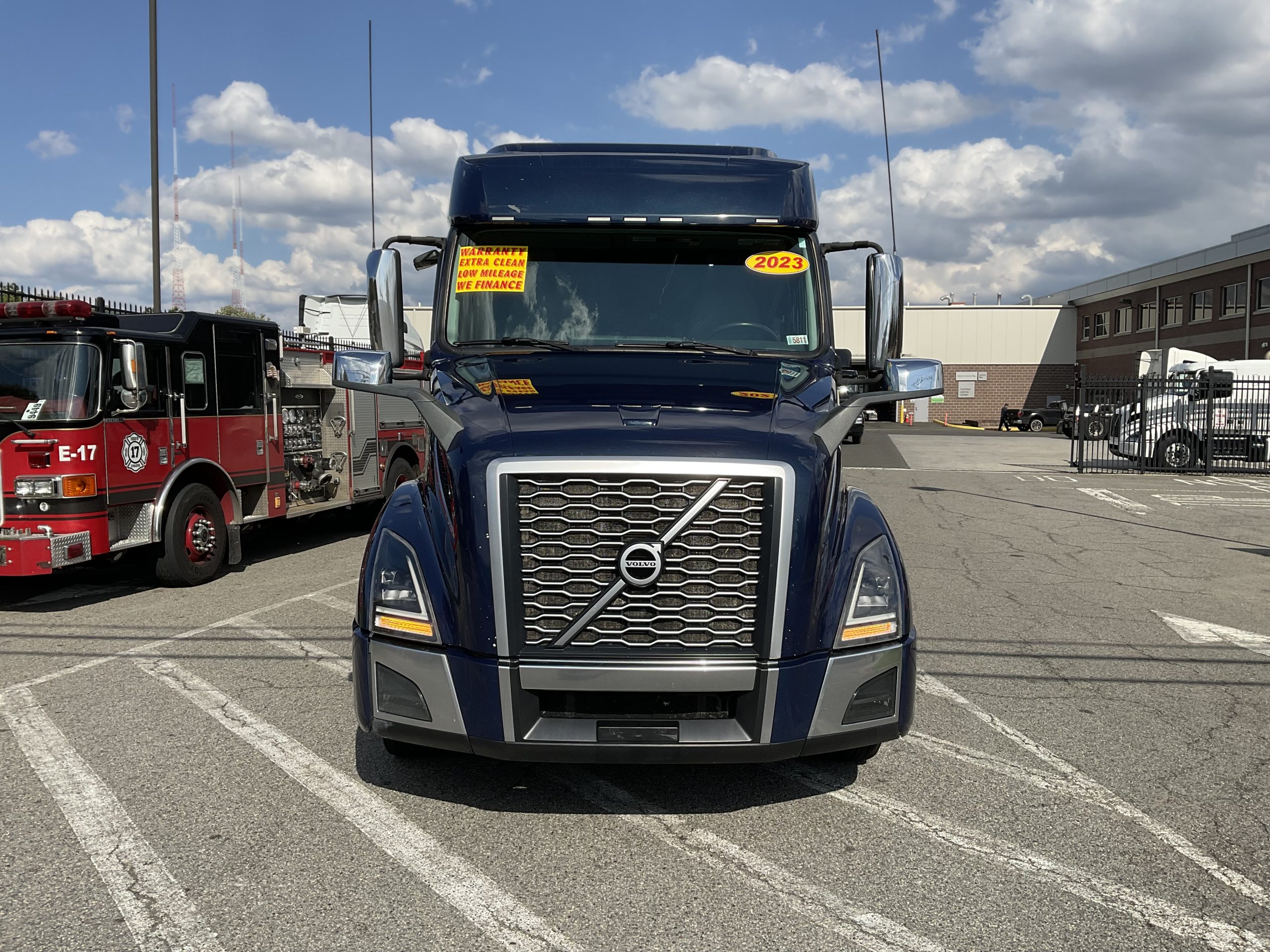 2023 VOLVO VNL64T740 2023 VOLVO VNL64T740 - image 3 of 6