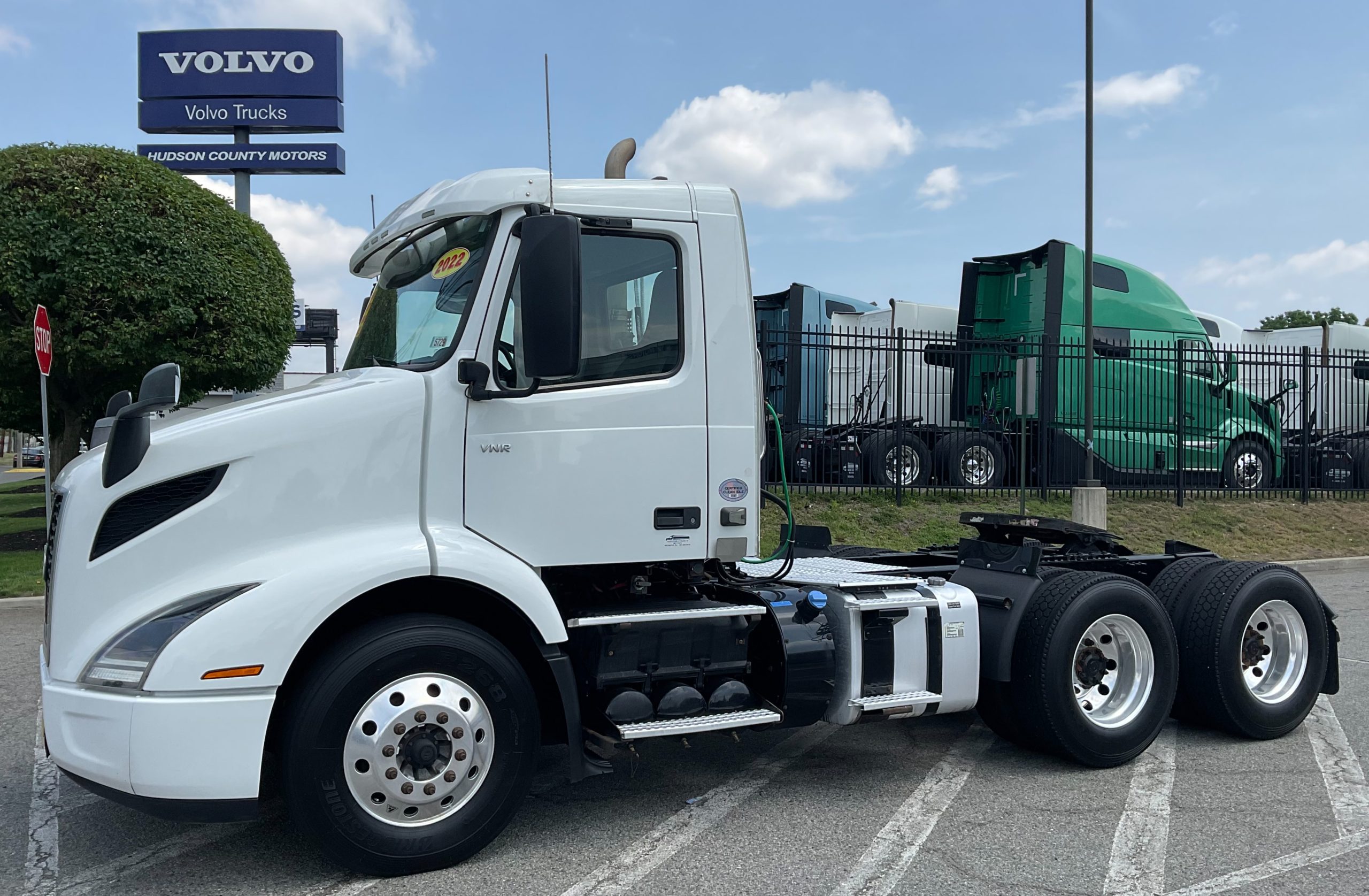 2022 VOLVO VNR64T300 2022 VOLVO VNR64T300 - image 1 of 6