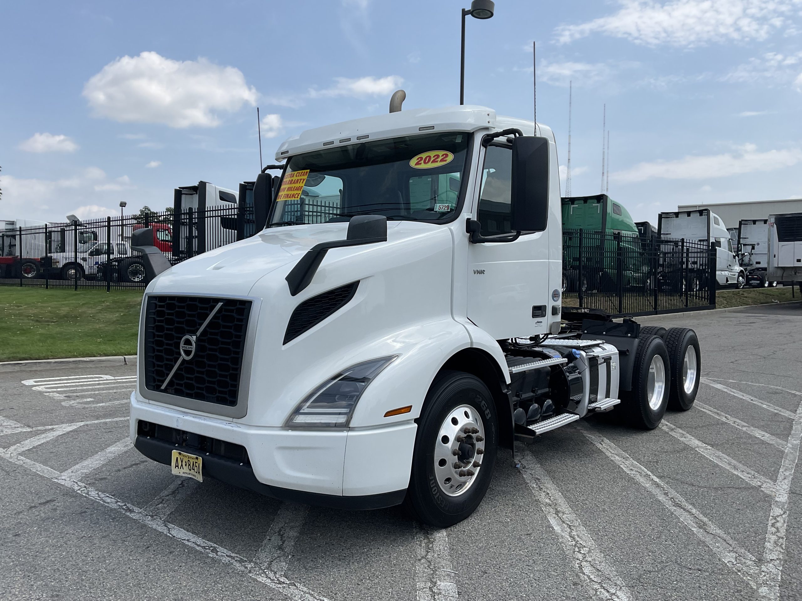 2022 VOLVO VNR64T300 2022 VOLVO VNR64T300 - image 2 of 6