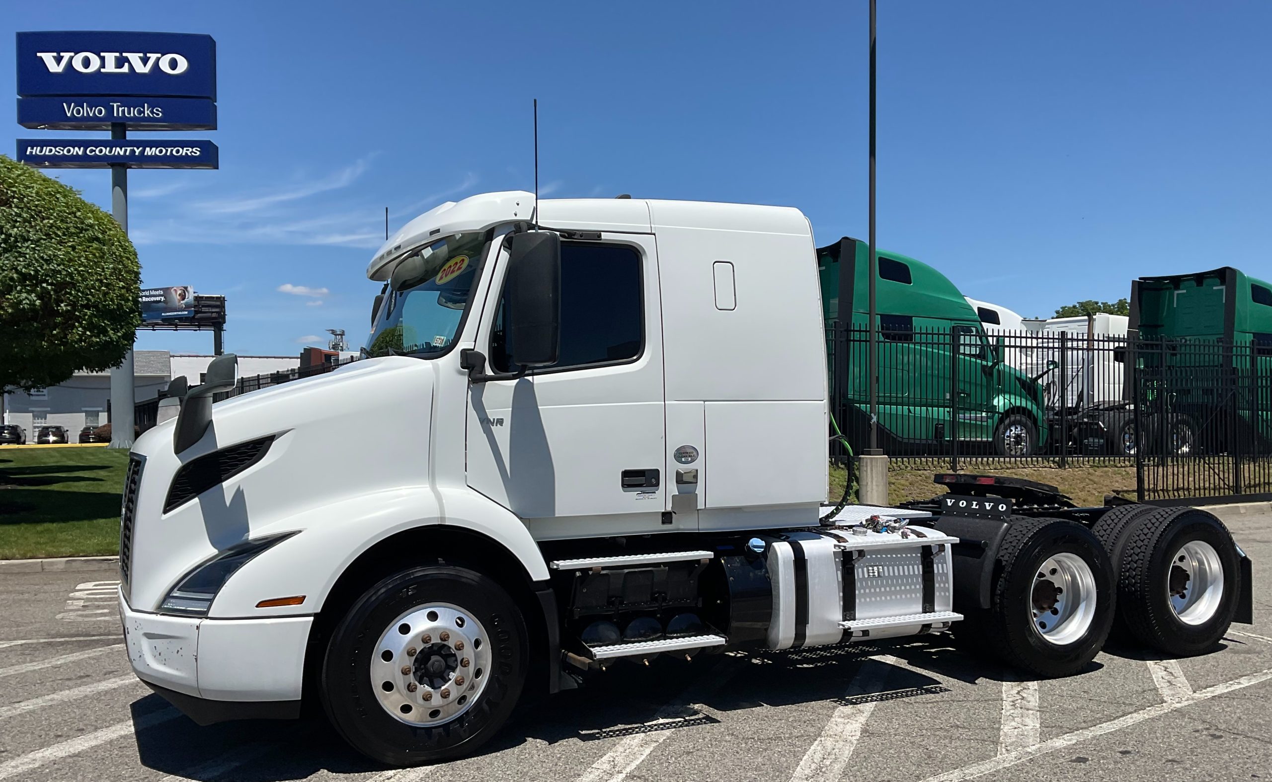 2022 VOLVO VNR64T400 - image 1 of 6
