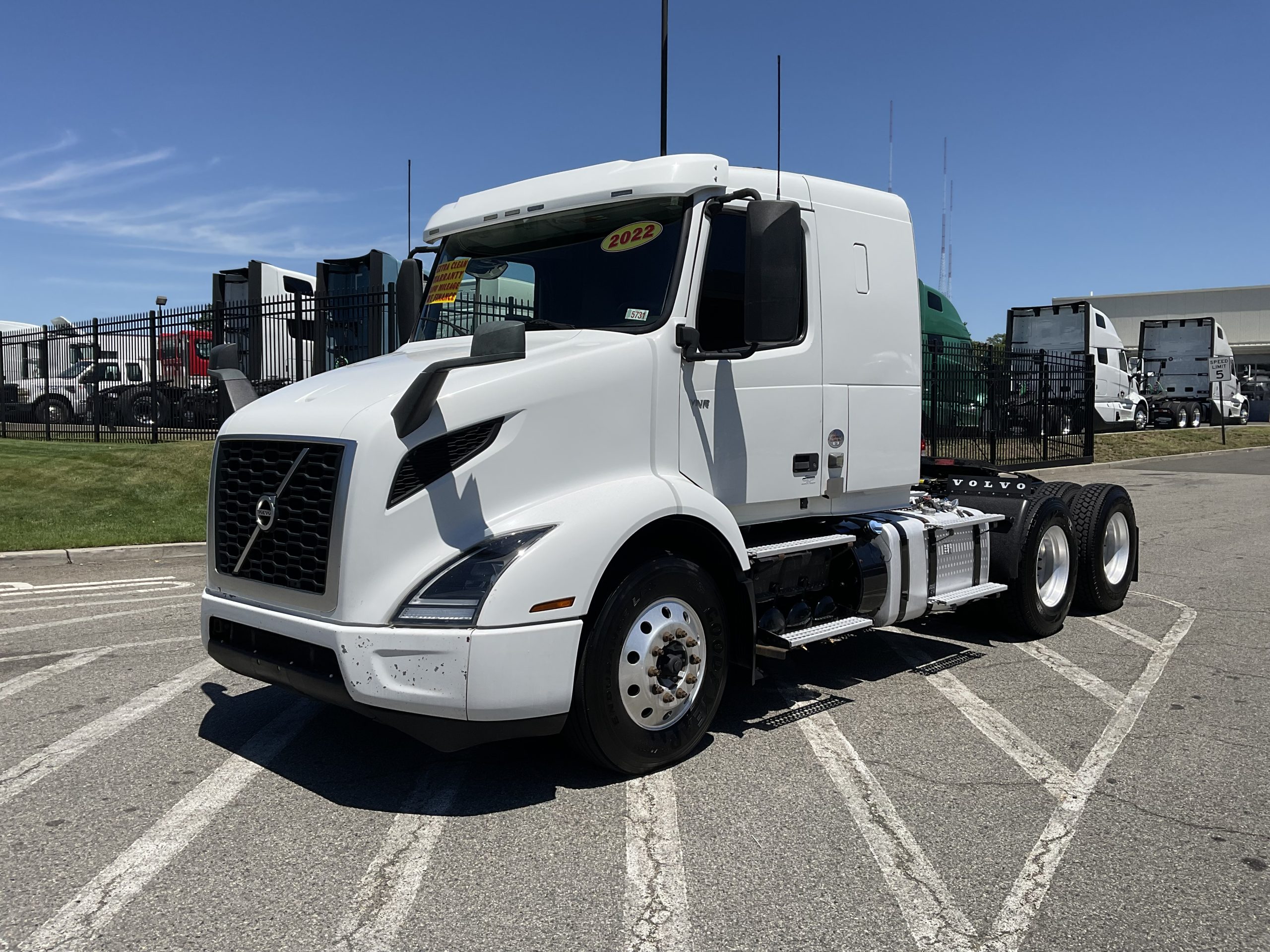 2022 VOLVO VNR64T400 - image 2 of 6