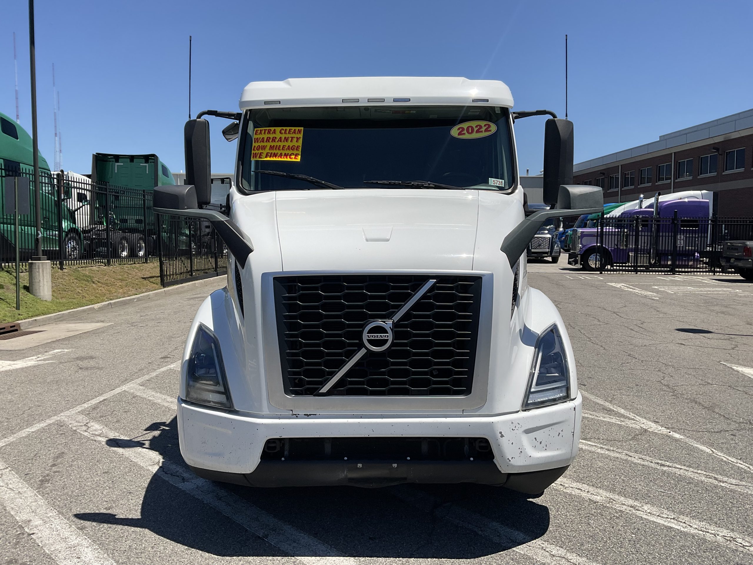 2022 VOLVO VNR64T400 - image 3 of 6